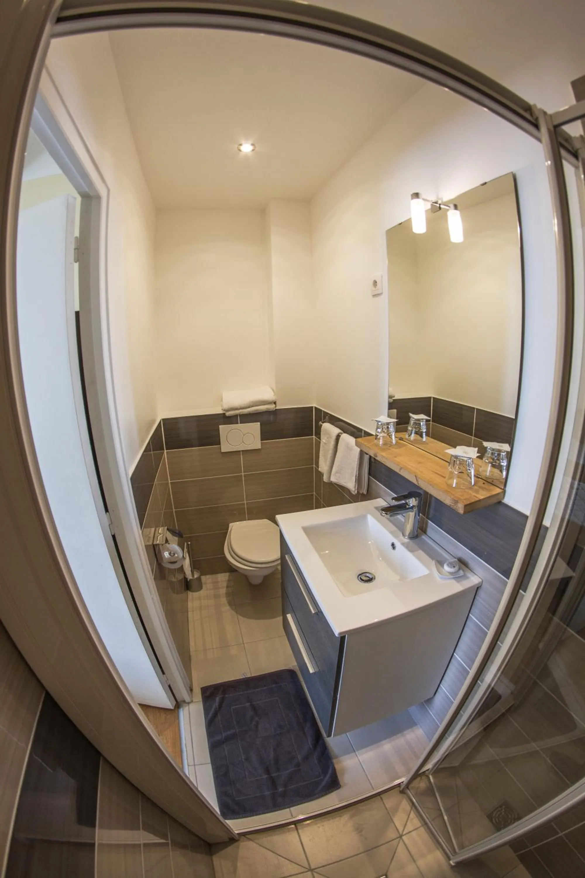 Bathroom in Hôtel Trianon