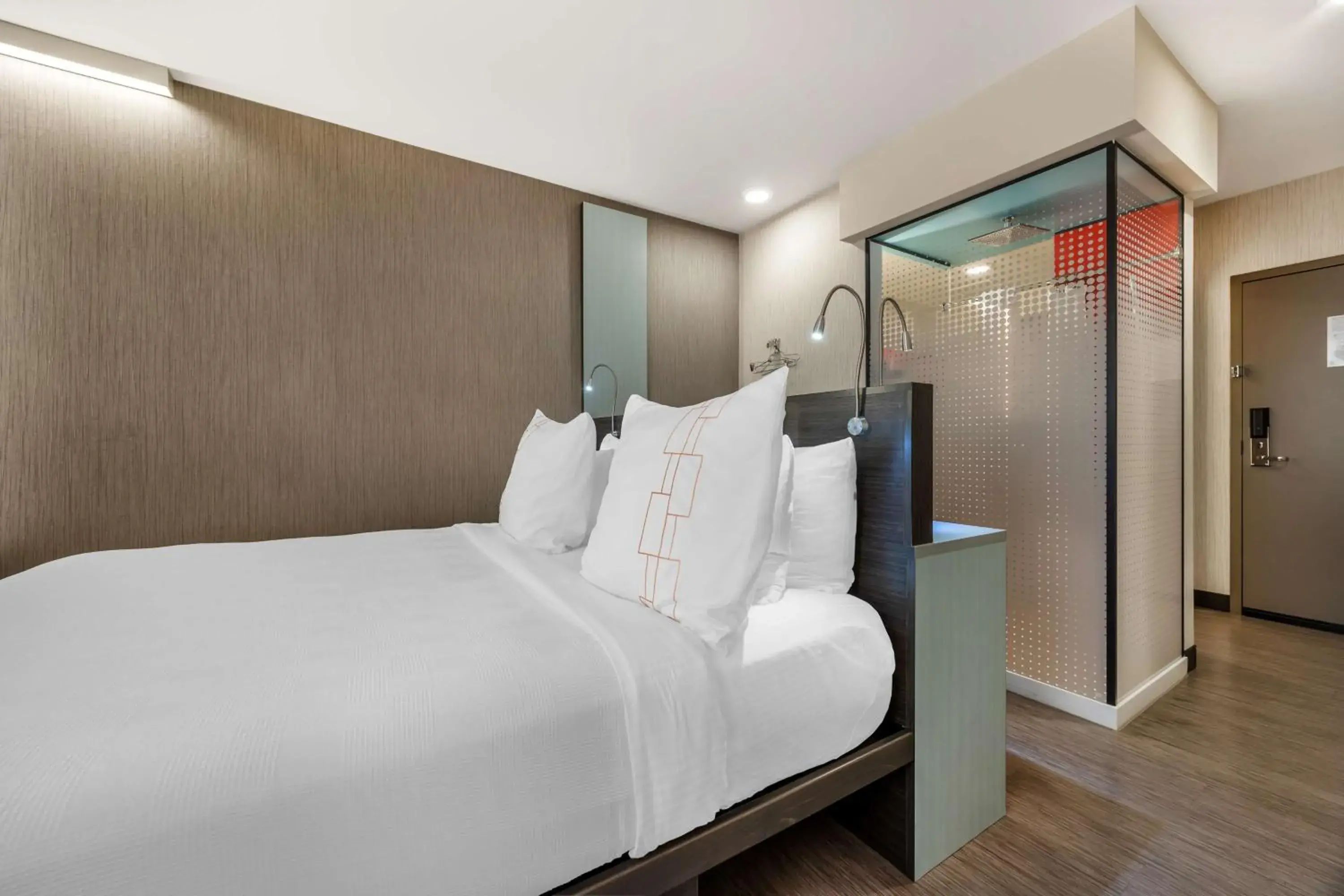 Signature King Room with Roll-In Shower in Vīb Best Western Springfield Signature King Room with Roll-In Shower in Vīb Best Western Springfield