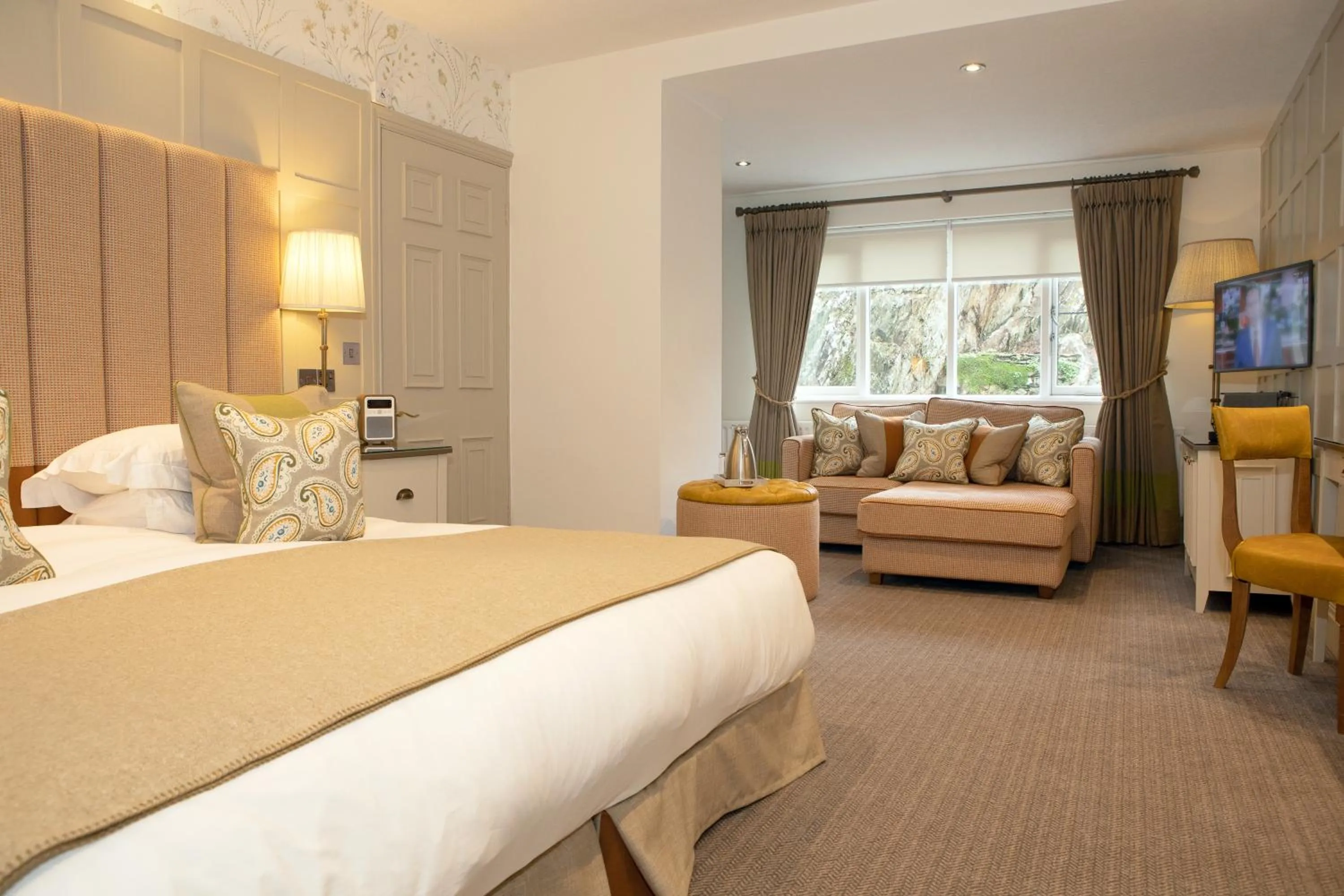 TV and multimedia, Bed in Rothay Manor Hotel