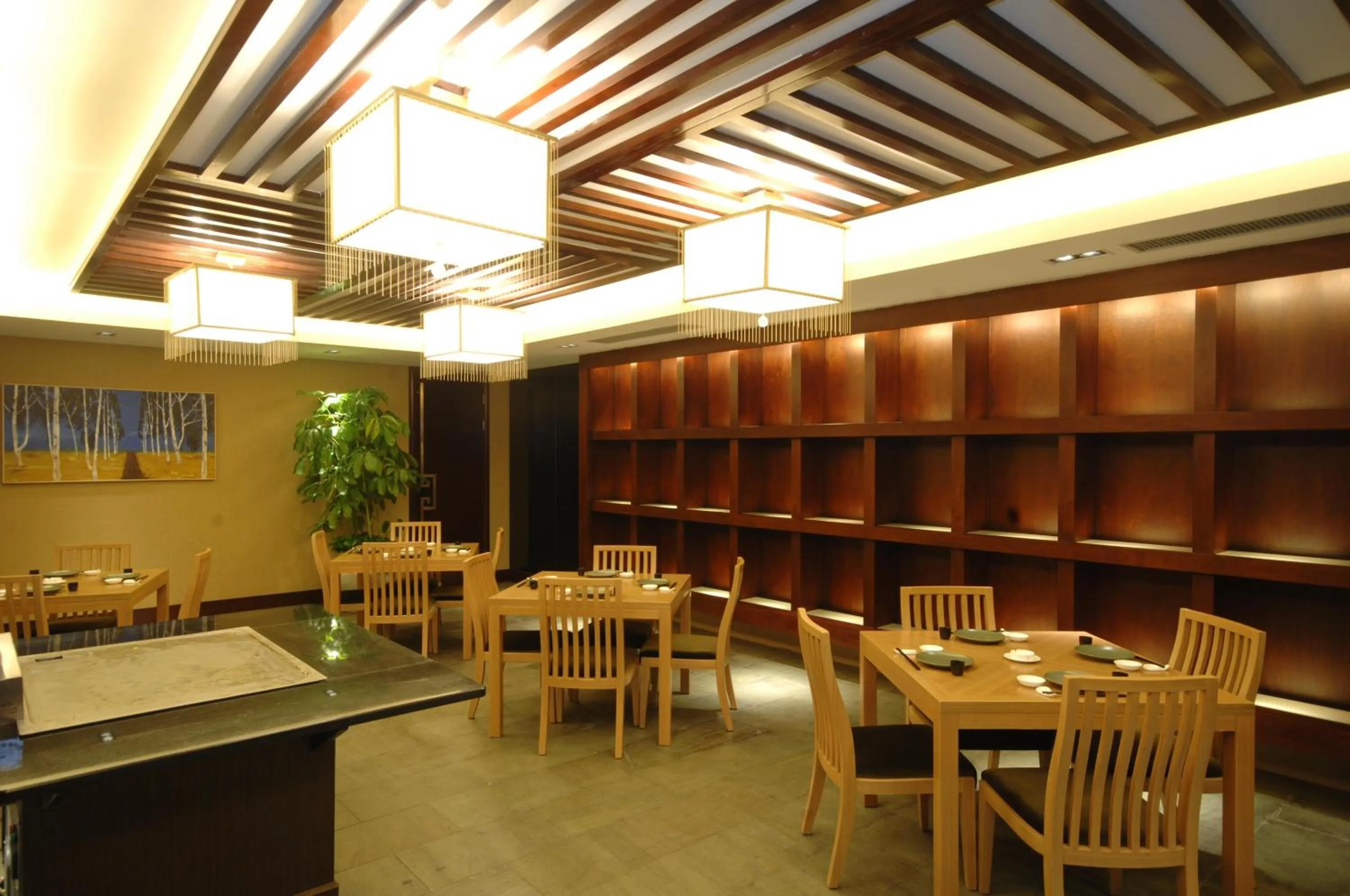 Restaurant/places to eat in Royal Palace Hotel Haining