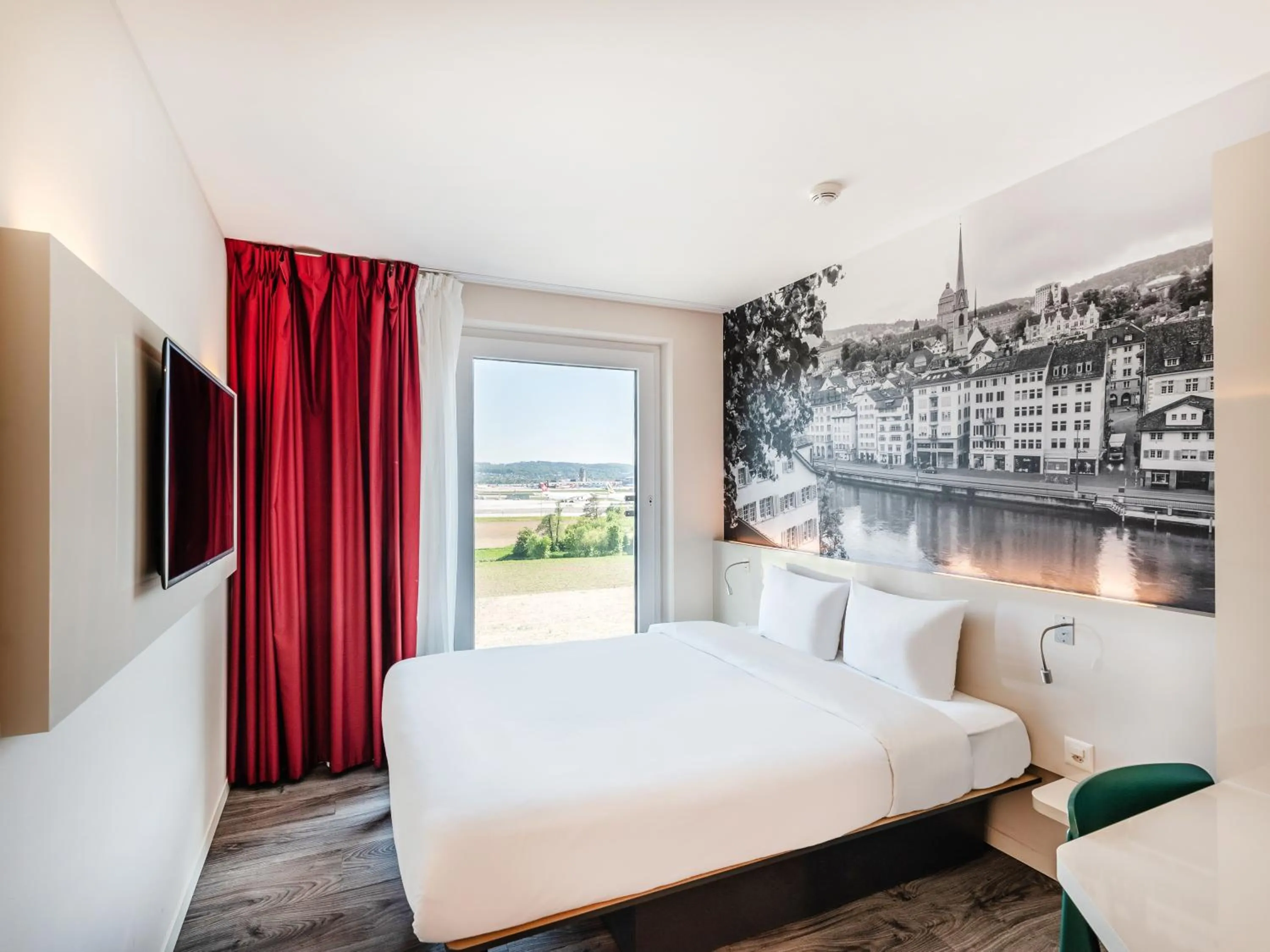 Bed in B&B HOTEL Zürich Airport