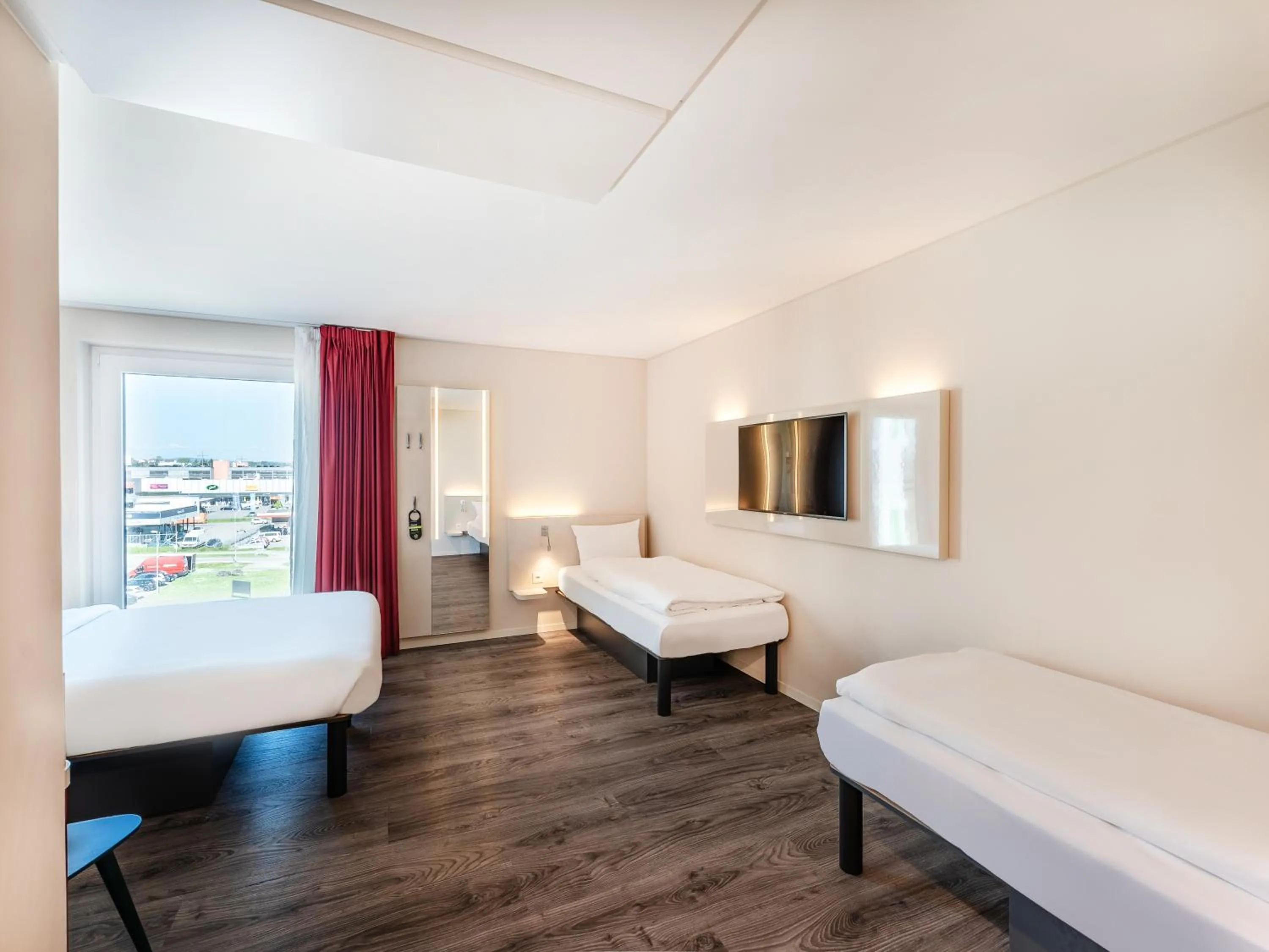 Bed in B&B HOTEL Zürich Airport