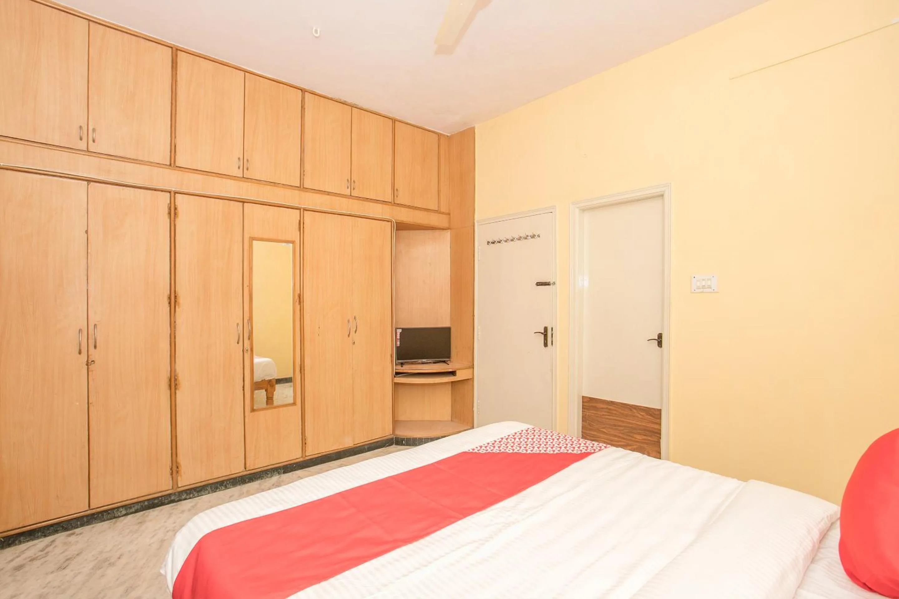 Bedroom in Hotel O Sai Kuteer Near Ragigudda Sri Prasanna Anjaneyaswamy Temple
