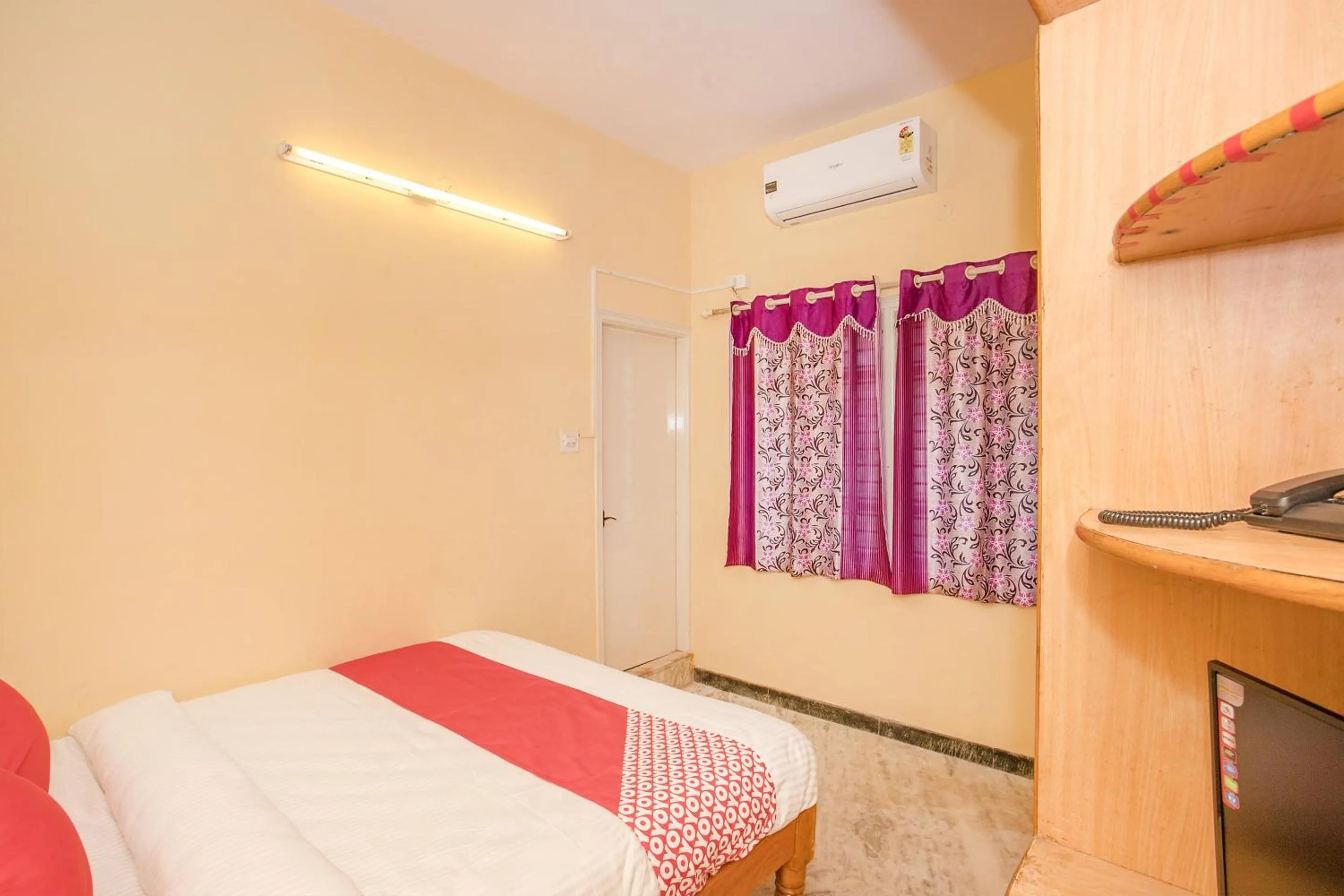 Bedroom in Hotel O Sai Kuteer Near Ragigudda Sri Prasanna Anjaneyaswamy Temple