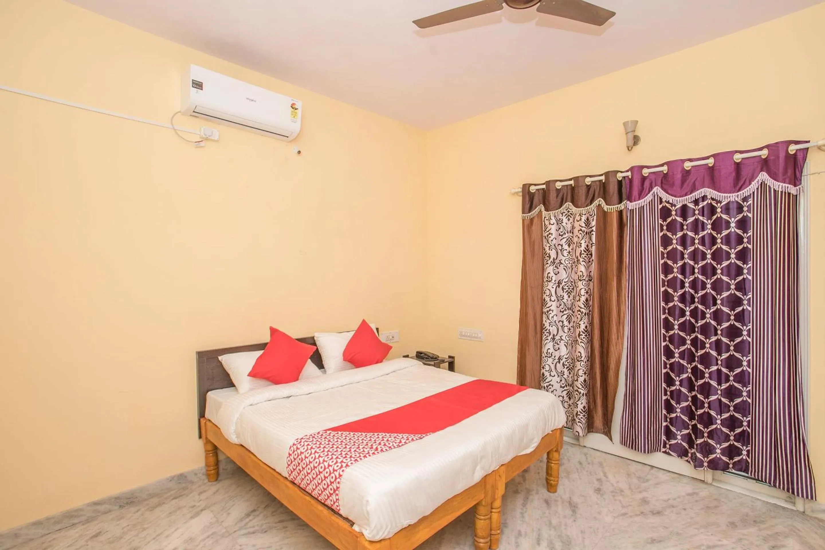 Bedroom in Hotel O Sai Kuteer Near Ragigudda Sri Prasanna Anjaneyaswamy Temple