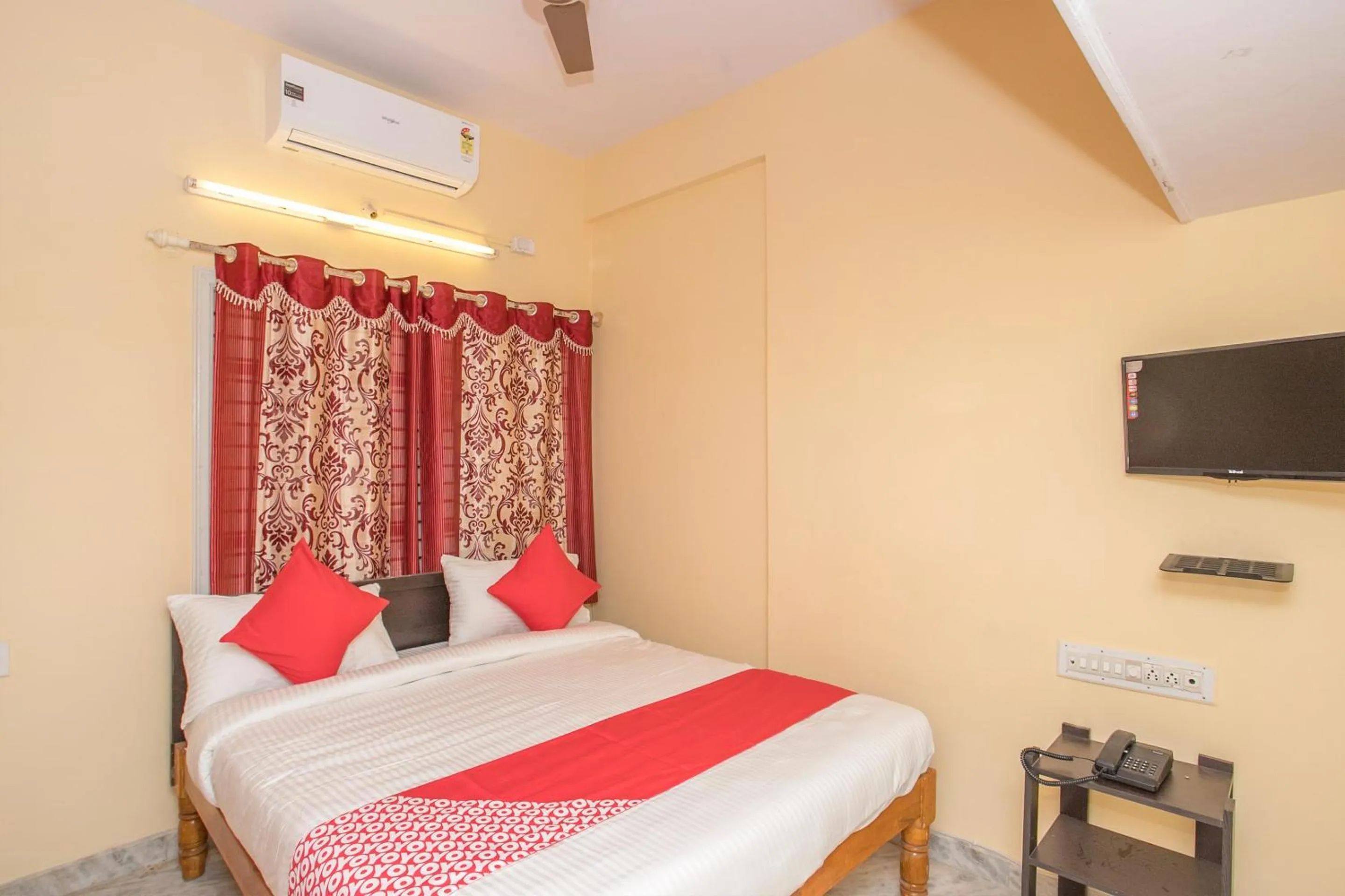 Bedroom in Hotel O Sai Kuteer Near Ragigudda Sri Prasanna Anjaneyaswamy Temple