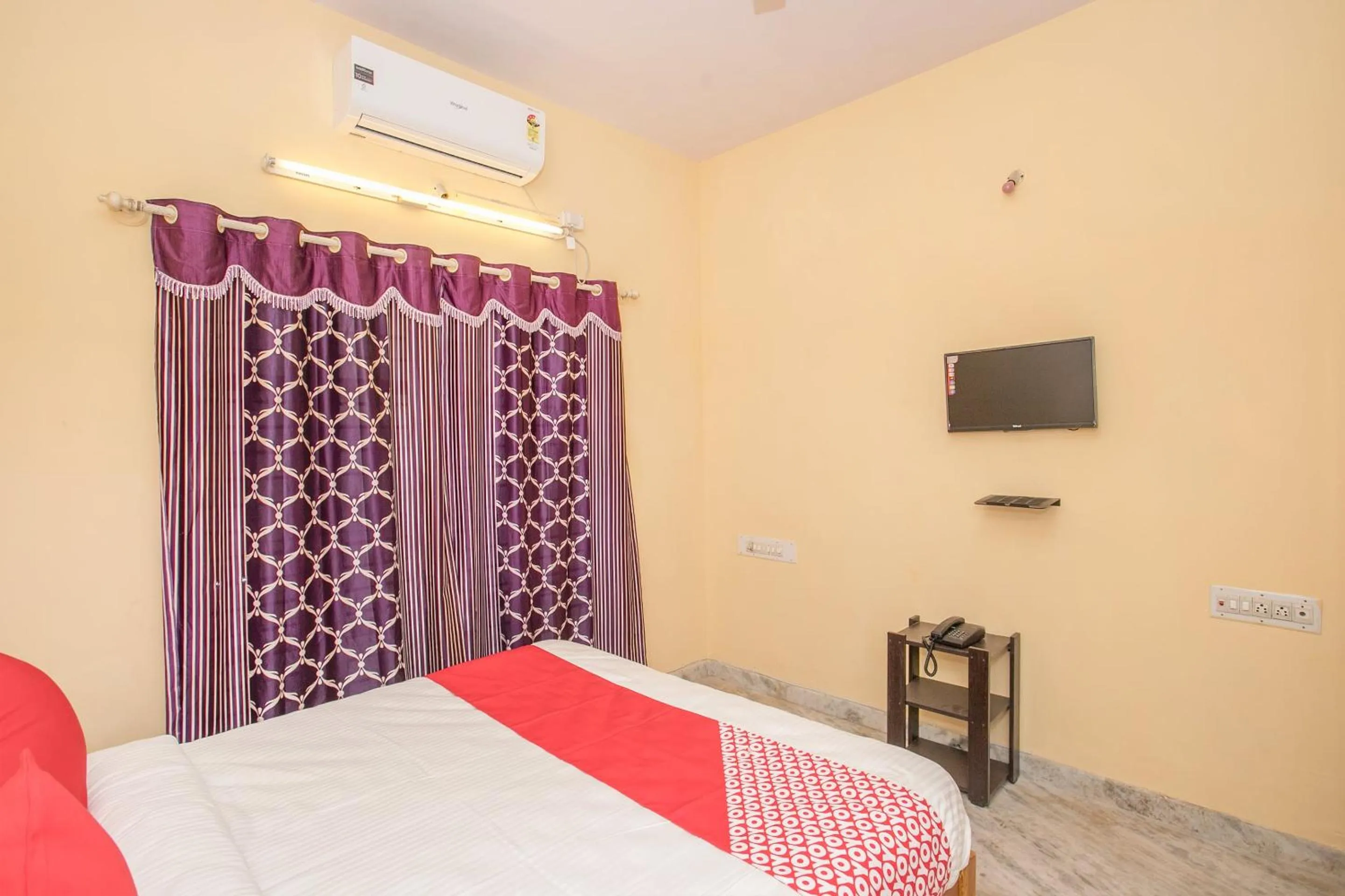 Bedroom in Hotel O Sai Kuteer Near Ragigudda Sri Prasanna Anjaneyaswamy Temple