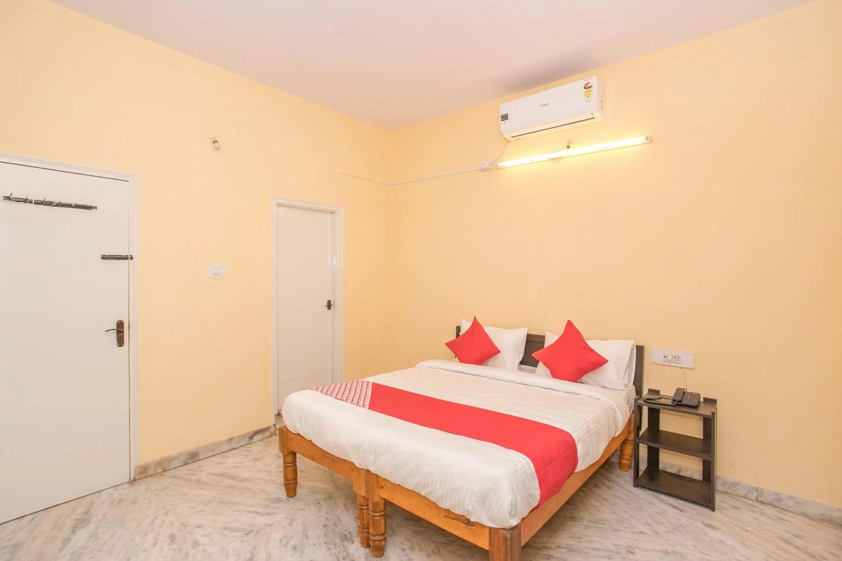 Bedroom in Hotel O Sai Kuteer Near Ragigudda Sri Prasanna Anjaneyaswamy Temple