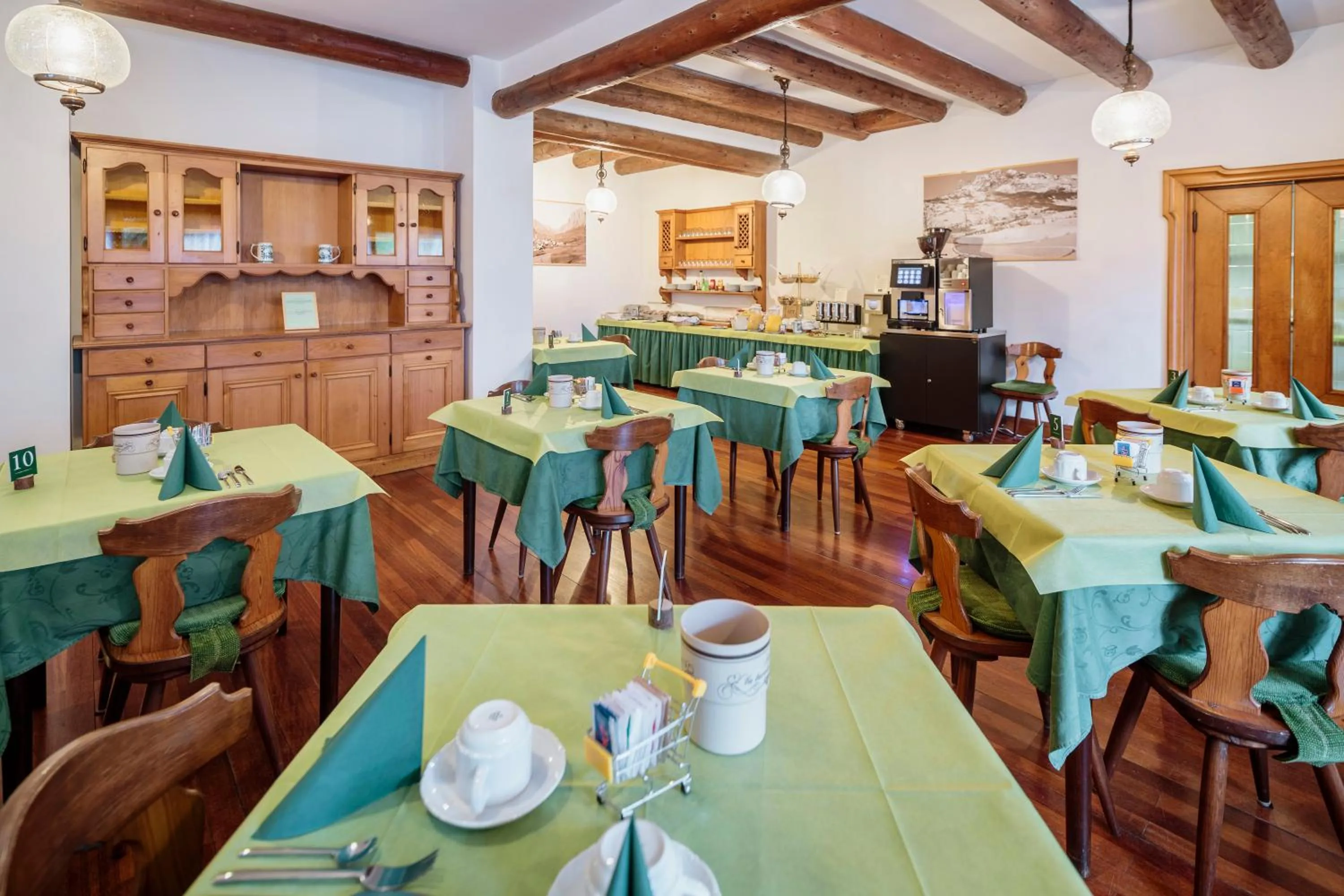 Restaurant/places to eat in Hotel Al Larin
