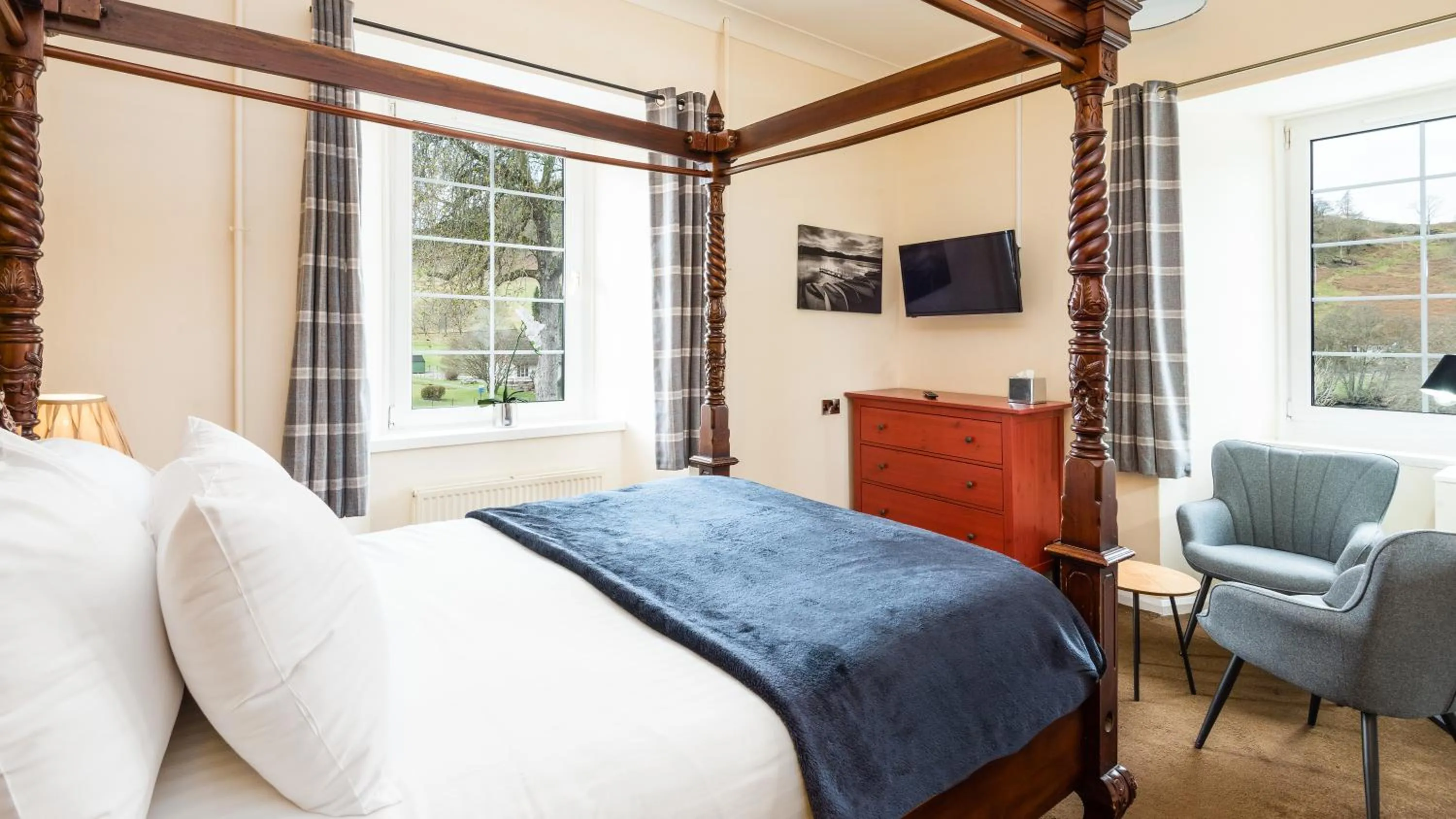 Photo of the whole room, Bed in Killin Hotel