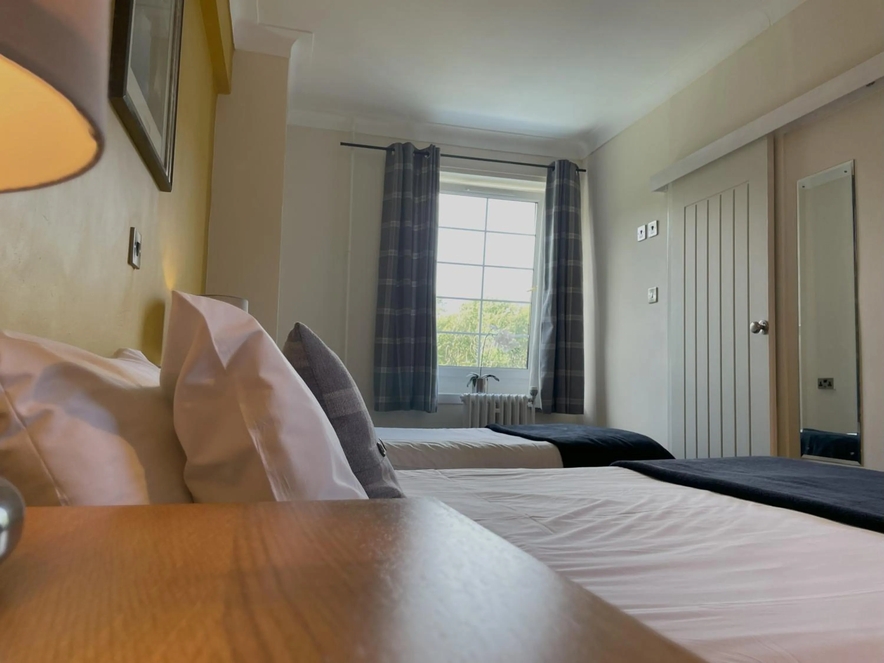 Photo of the whole room, Bed in Killin Hotel