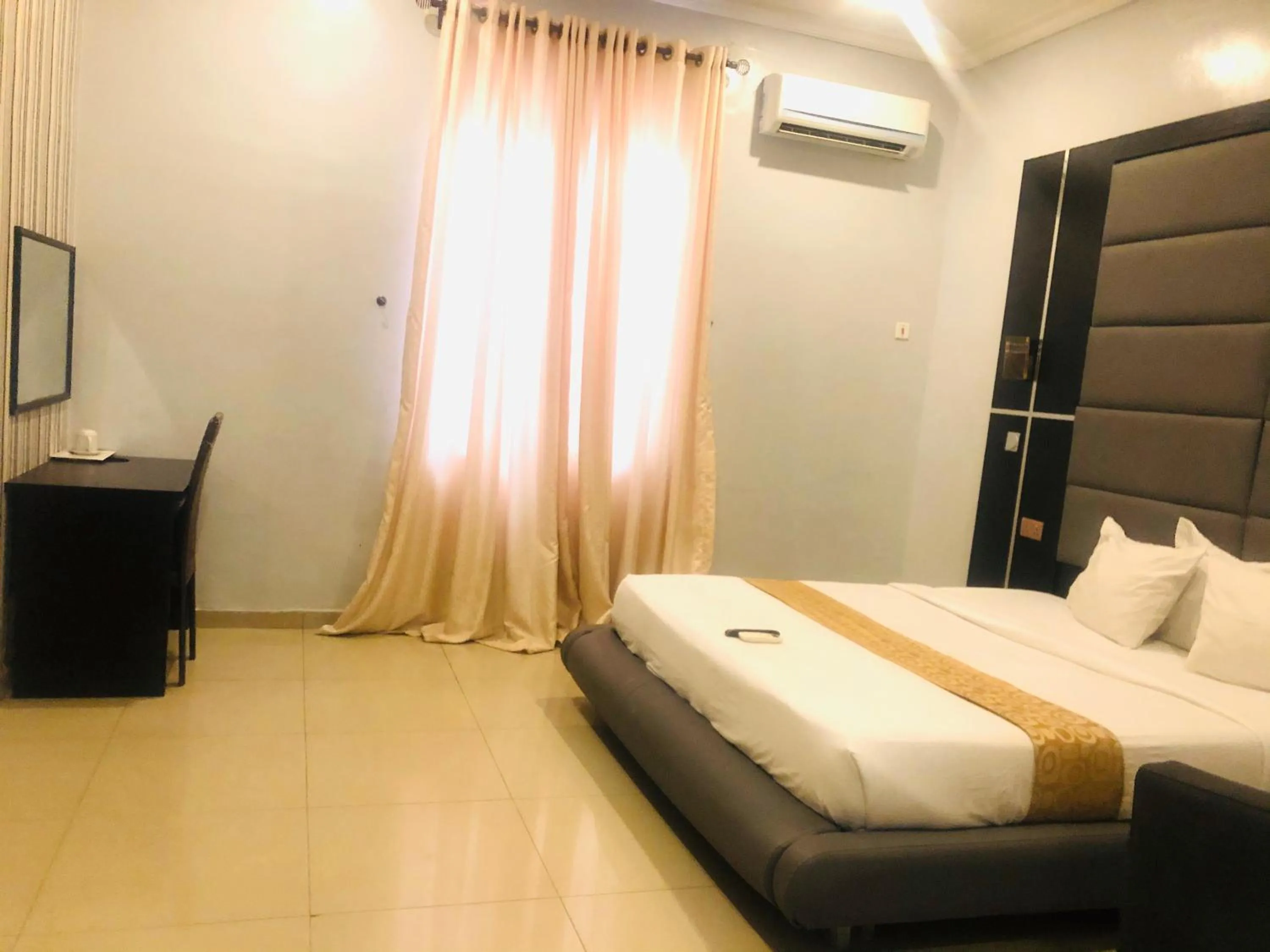 Seating area in Mayor's & Diplomat Suite - GRA