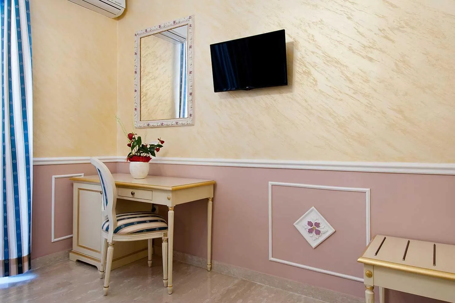 TV and multimedia in Nouvel Hotel Des Bains