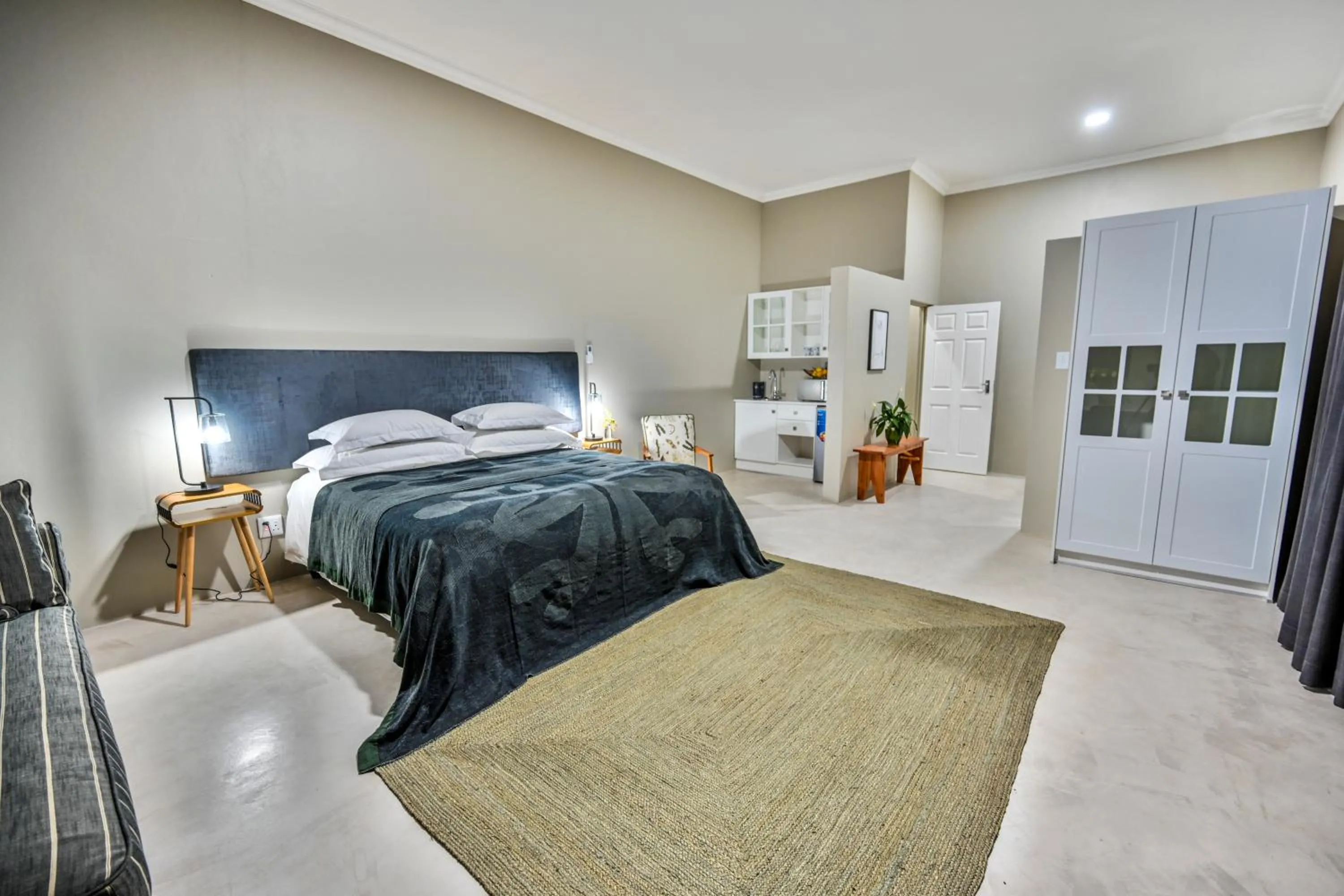 Kitchen or kitchenette, Bed in Blue Rain Guest House