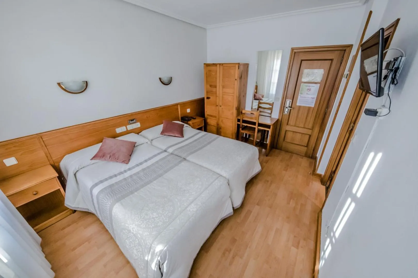 Photo of the whole room, Bed in Alvi