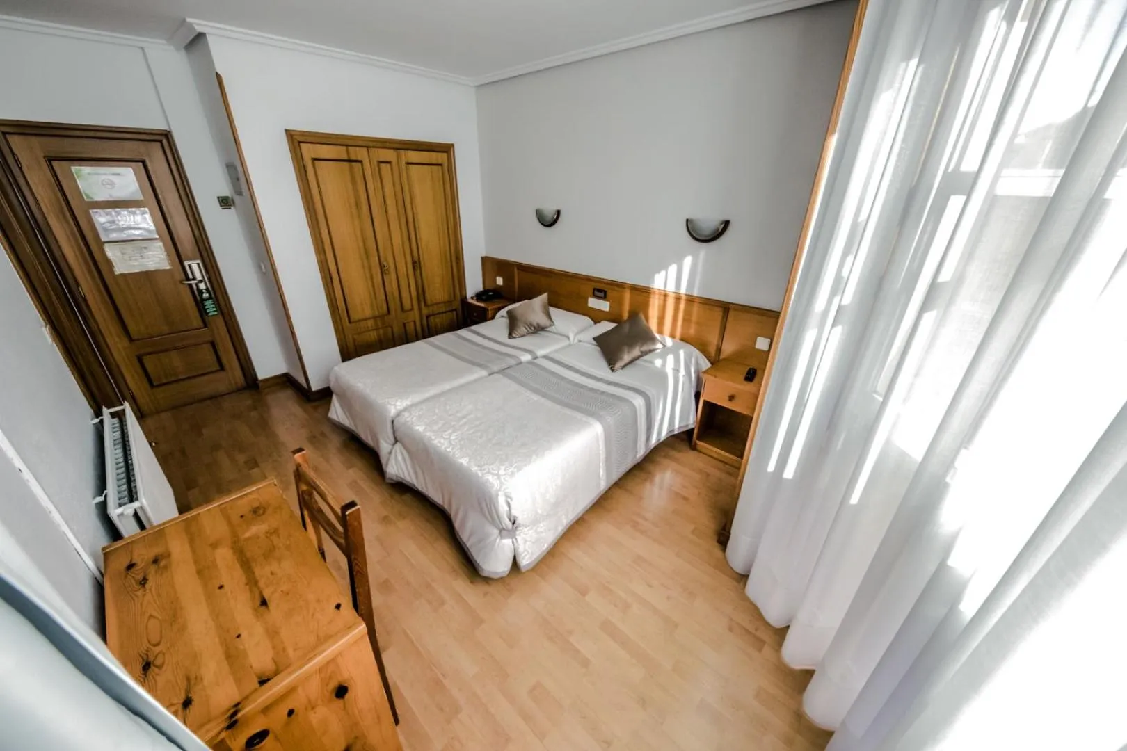 Photo of the whole room, Bed in Alvi