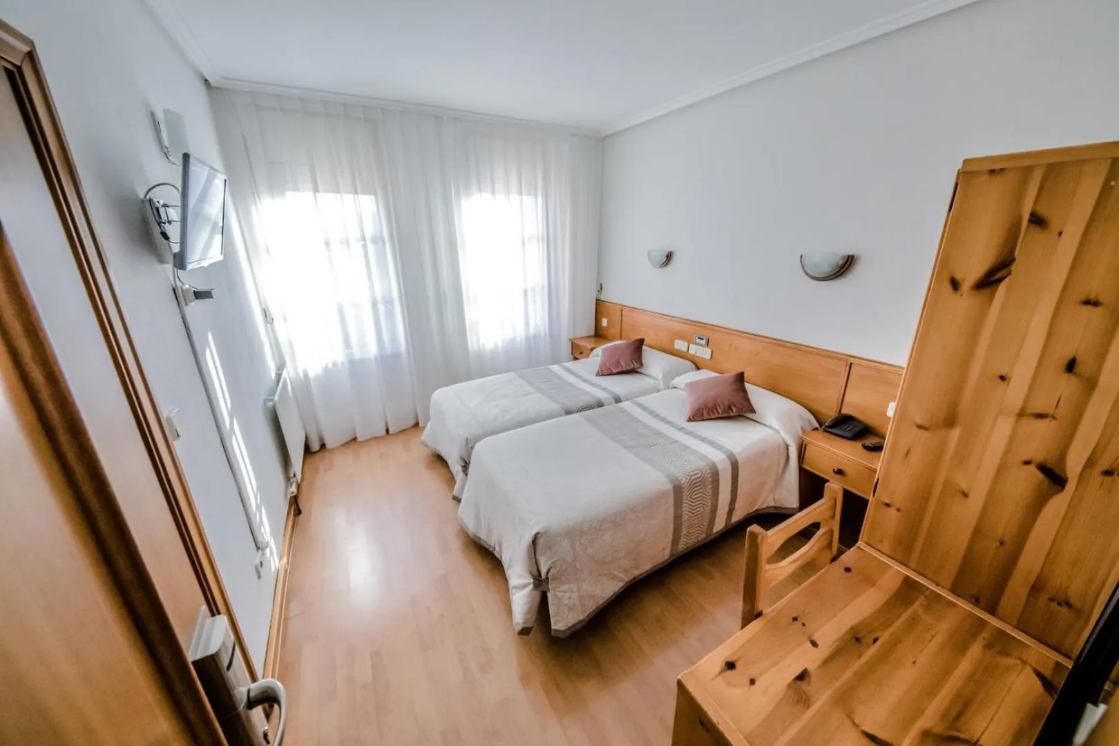 Photo of the whole room, Bed in Alvi