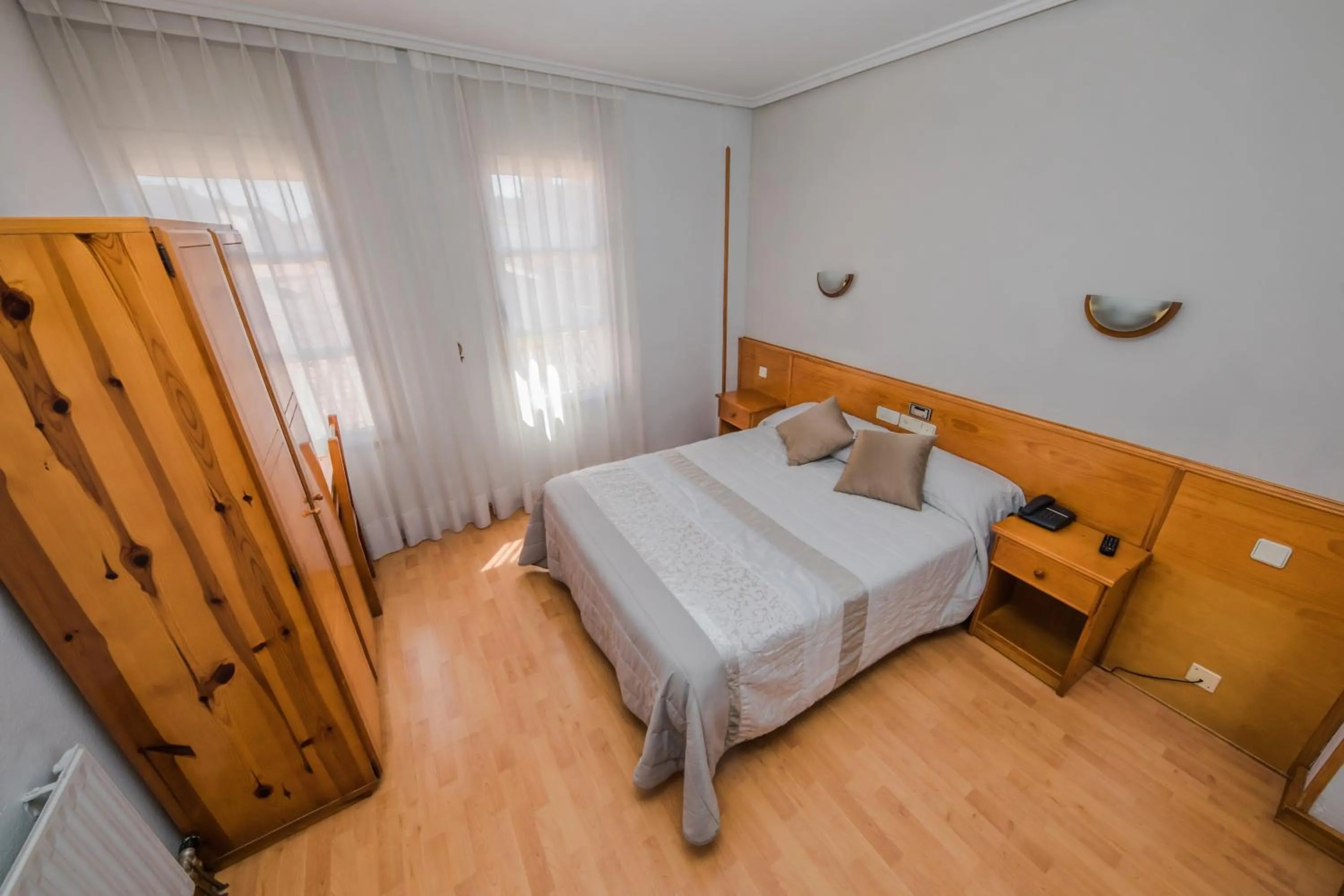 Bedroom, Bed in Alvi