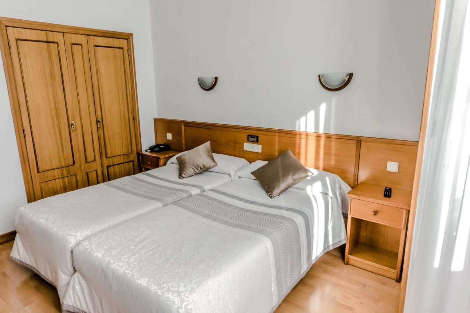 Photo of the whole room, Bed in Alvi