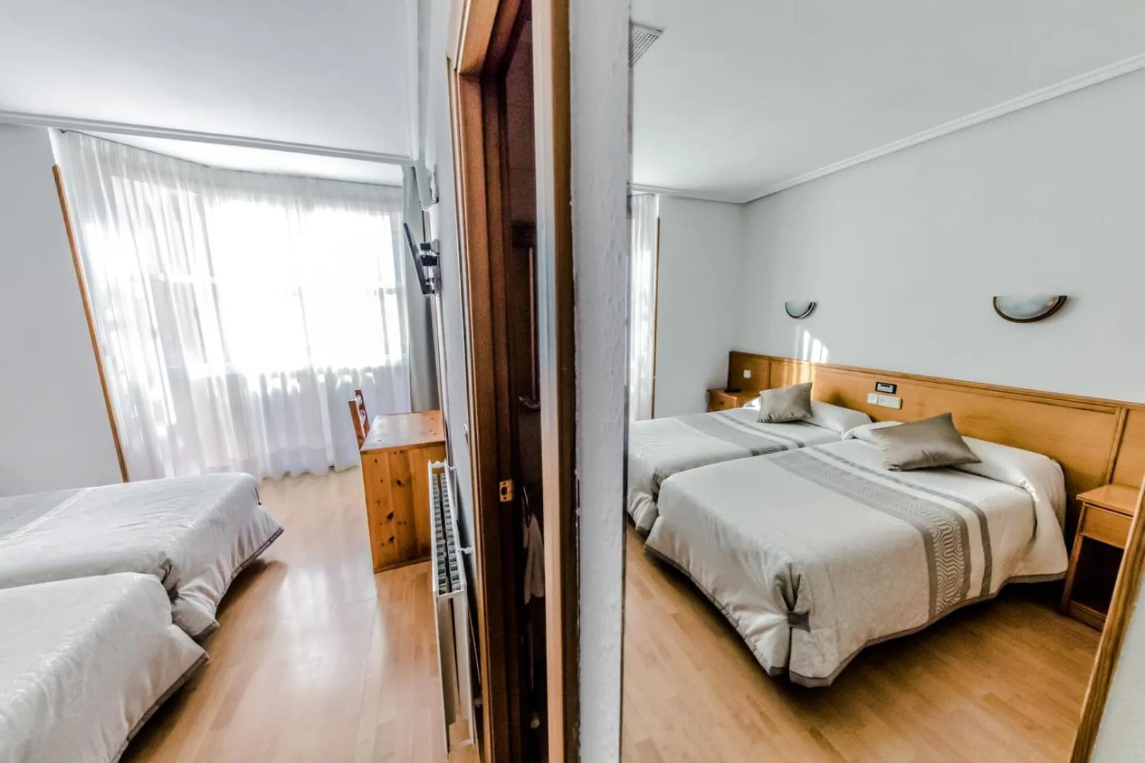 Photo of the whole room, Bed in Alvi