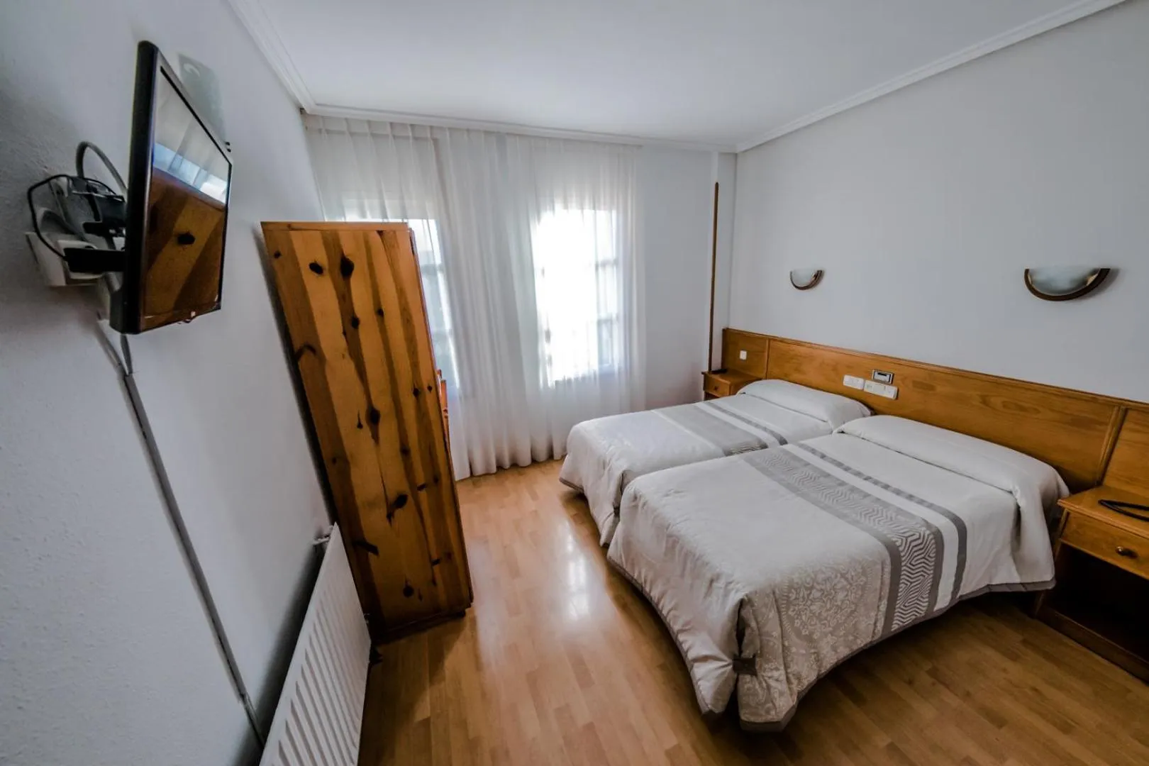 Photo of the whole room, Bed in Alvi