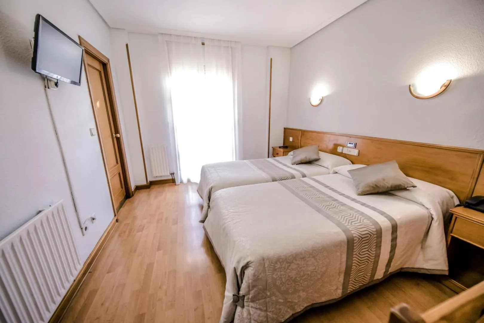 Photo of the whole room, Bed in Alvi