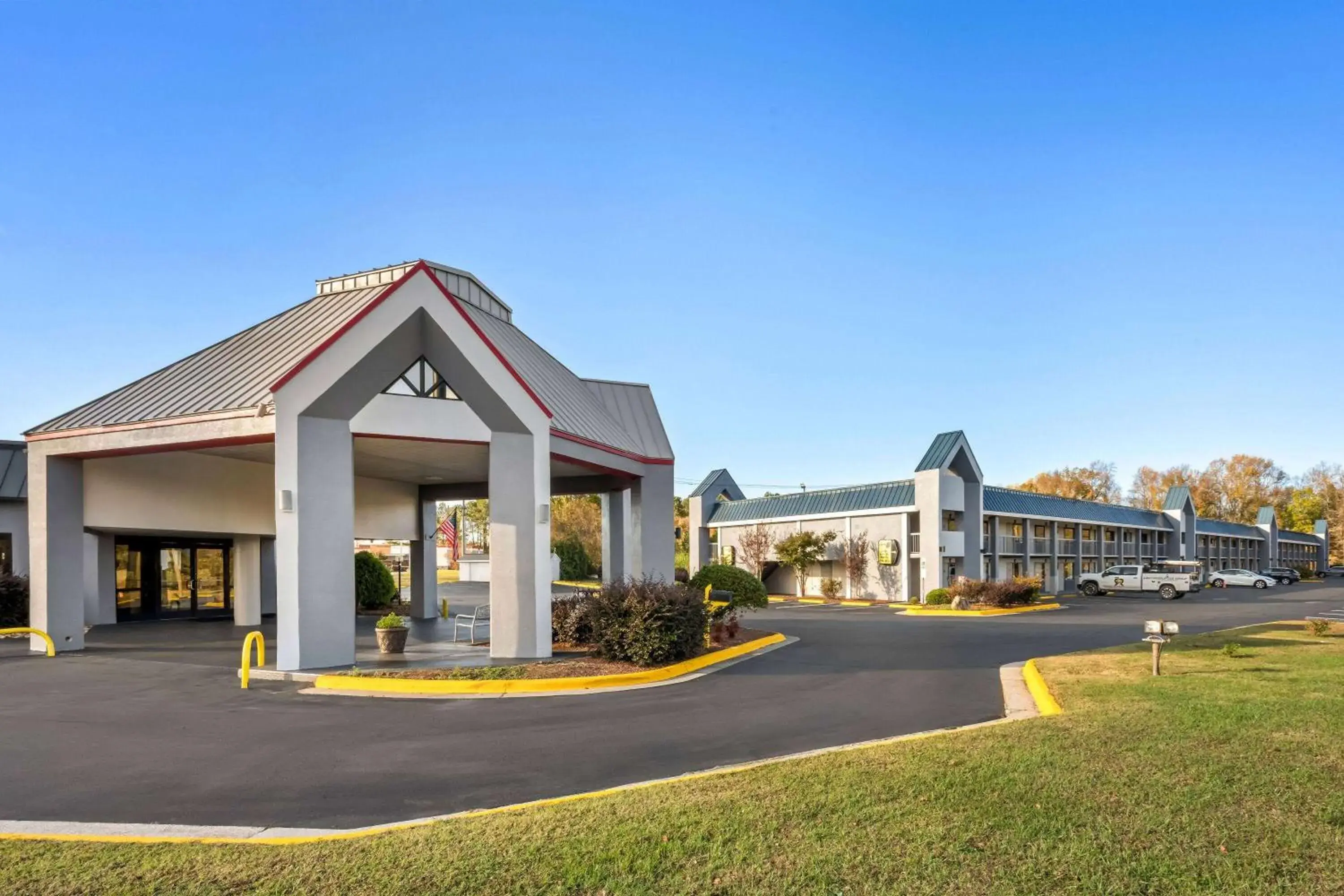 Property building in Super 8 by Wyndham Garysburg/Roanoke Rapids Property building in Super 8 by Wyndham Garysburg/Roanoke Rapids
