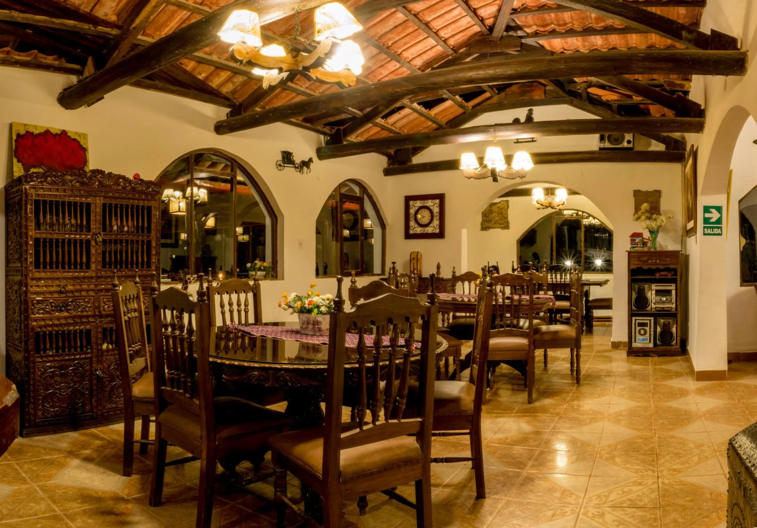 Restaurant/places to eat in Hotel Villa de Paris