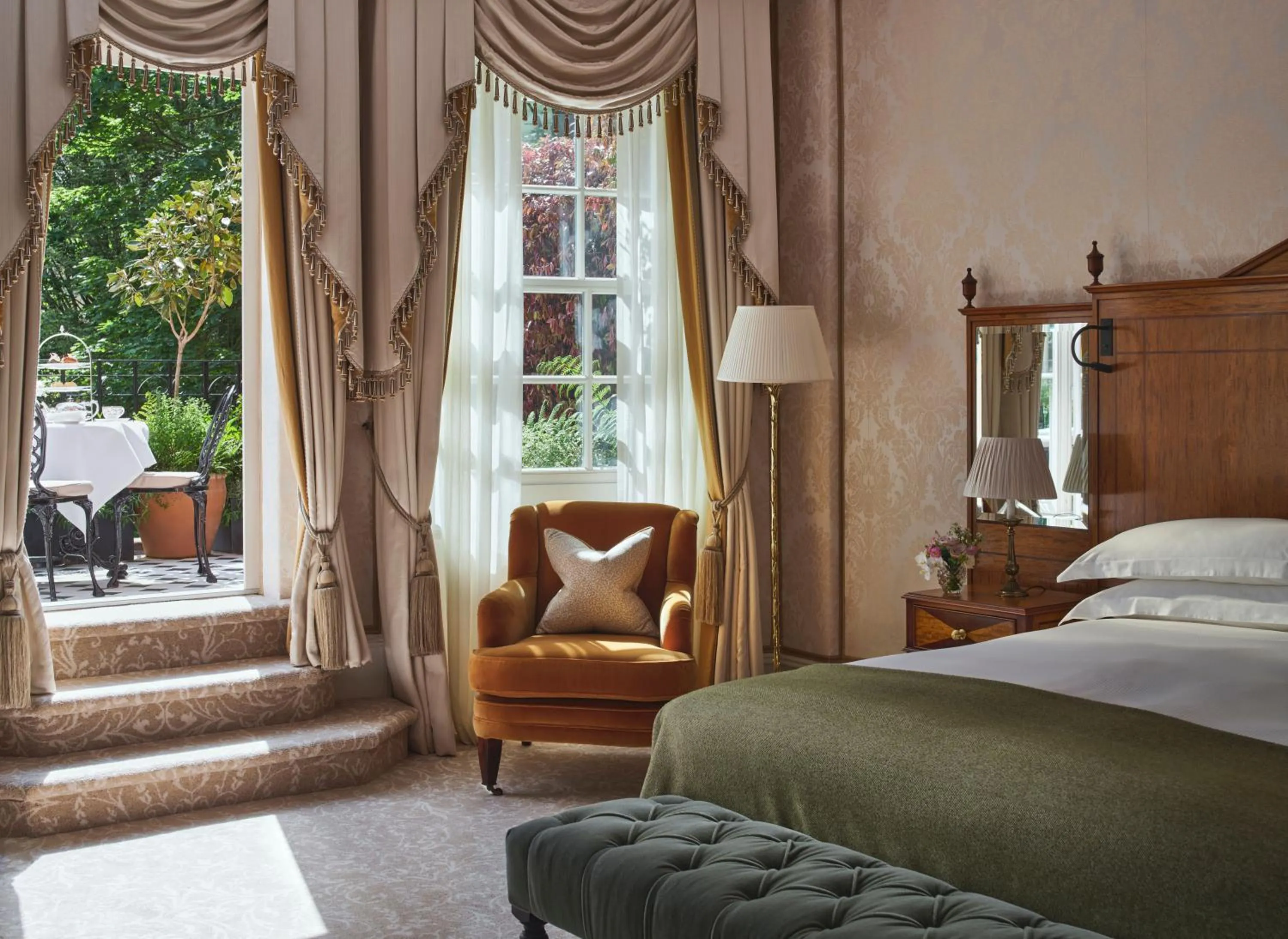 Balcony/Terrace, Bed in The Goring