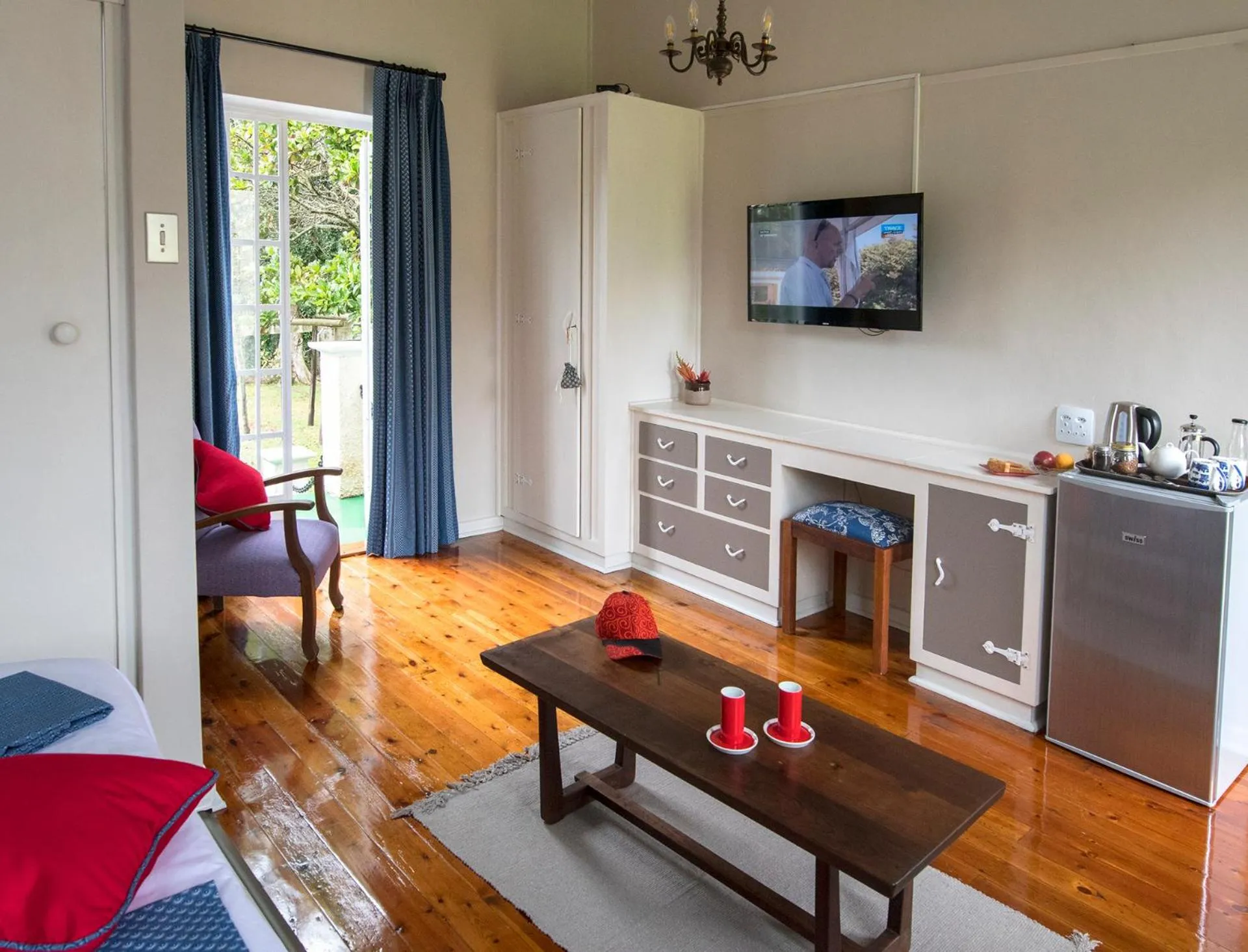 Photo of the whole room in Seven Gables