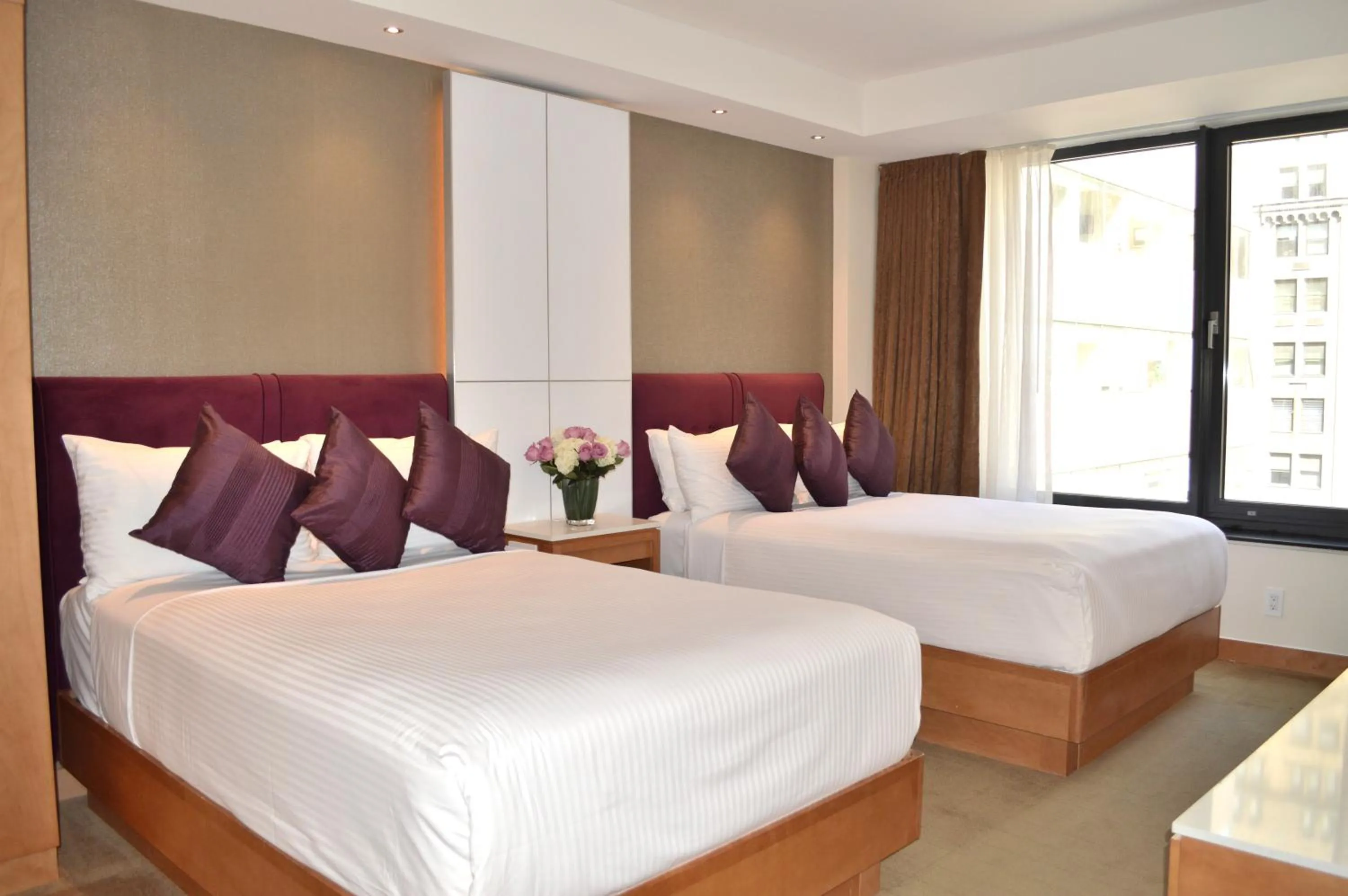 Bedroom, Bed in Concorde Hotel New York