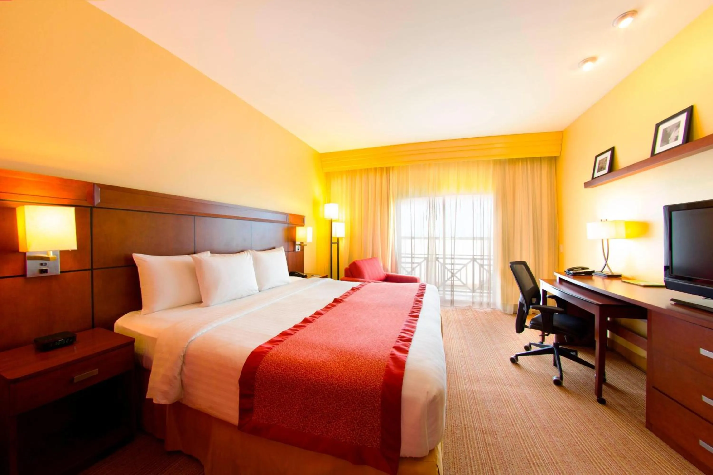 Bedroom, Bed in Courtyard by Marriott Paramaribo