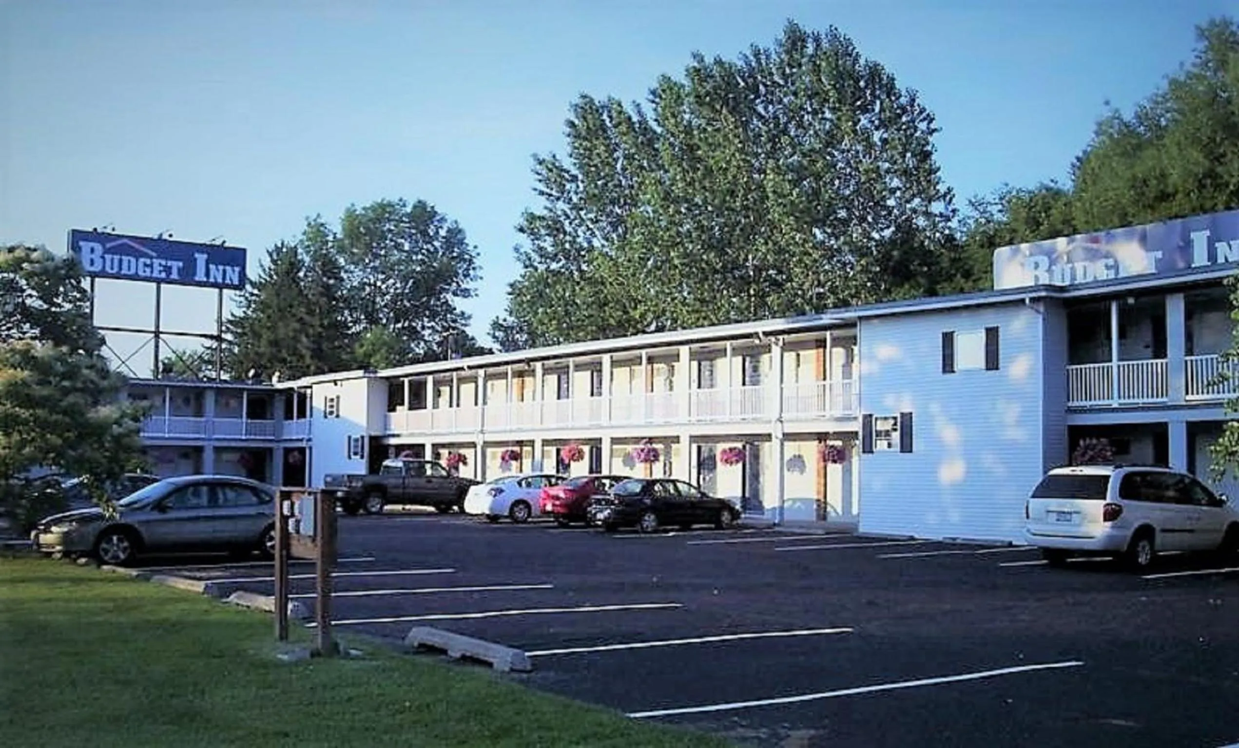 Property building in Budget Inn Cicero