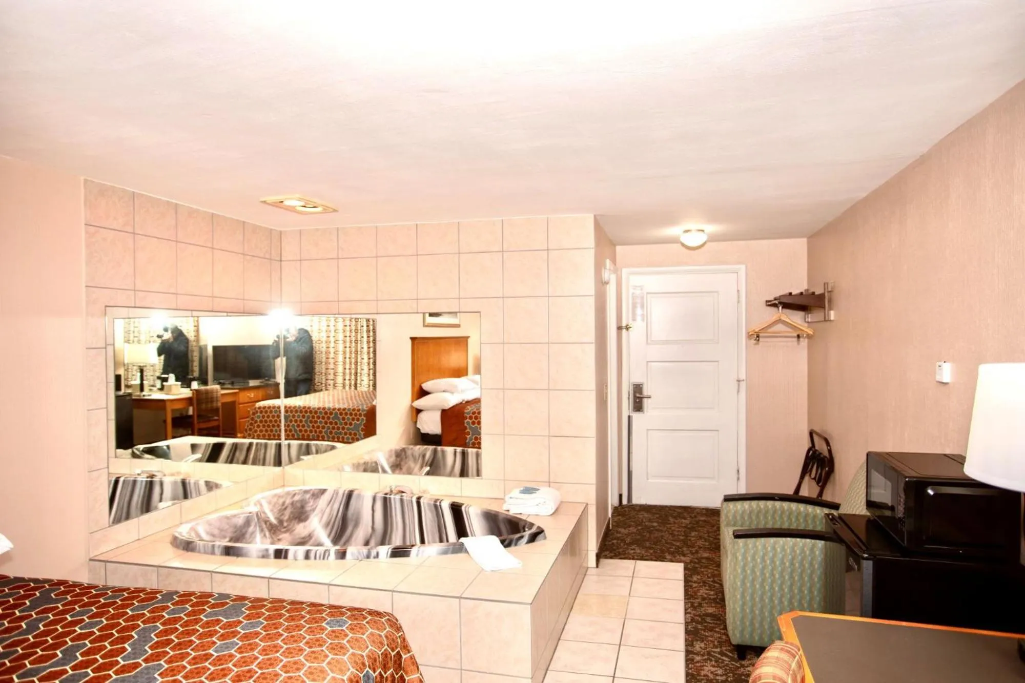 Photo of the whole room in Budget Inn Cicero