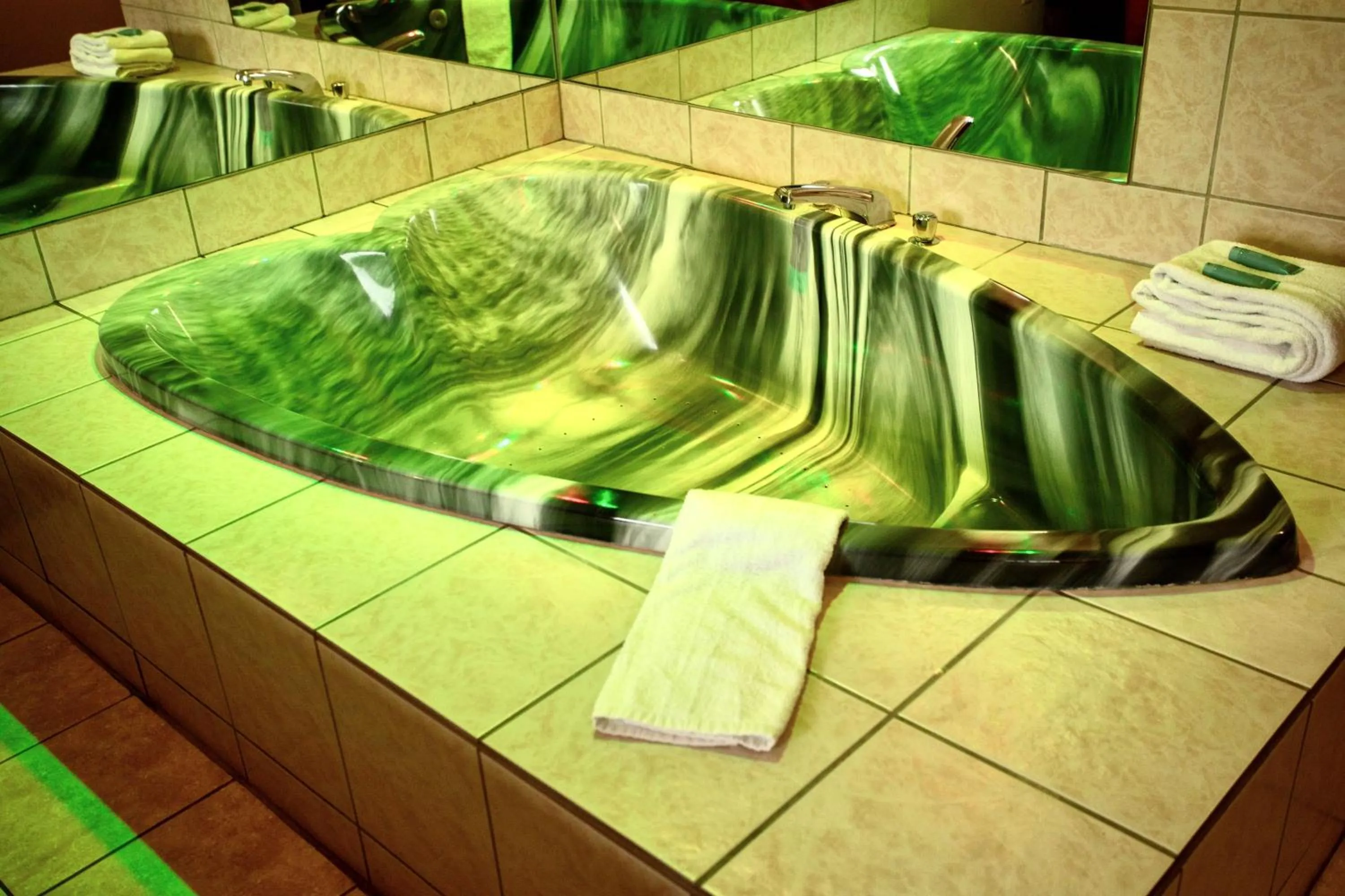 Hot Tub in Budget Inn Cicero