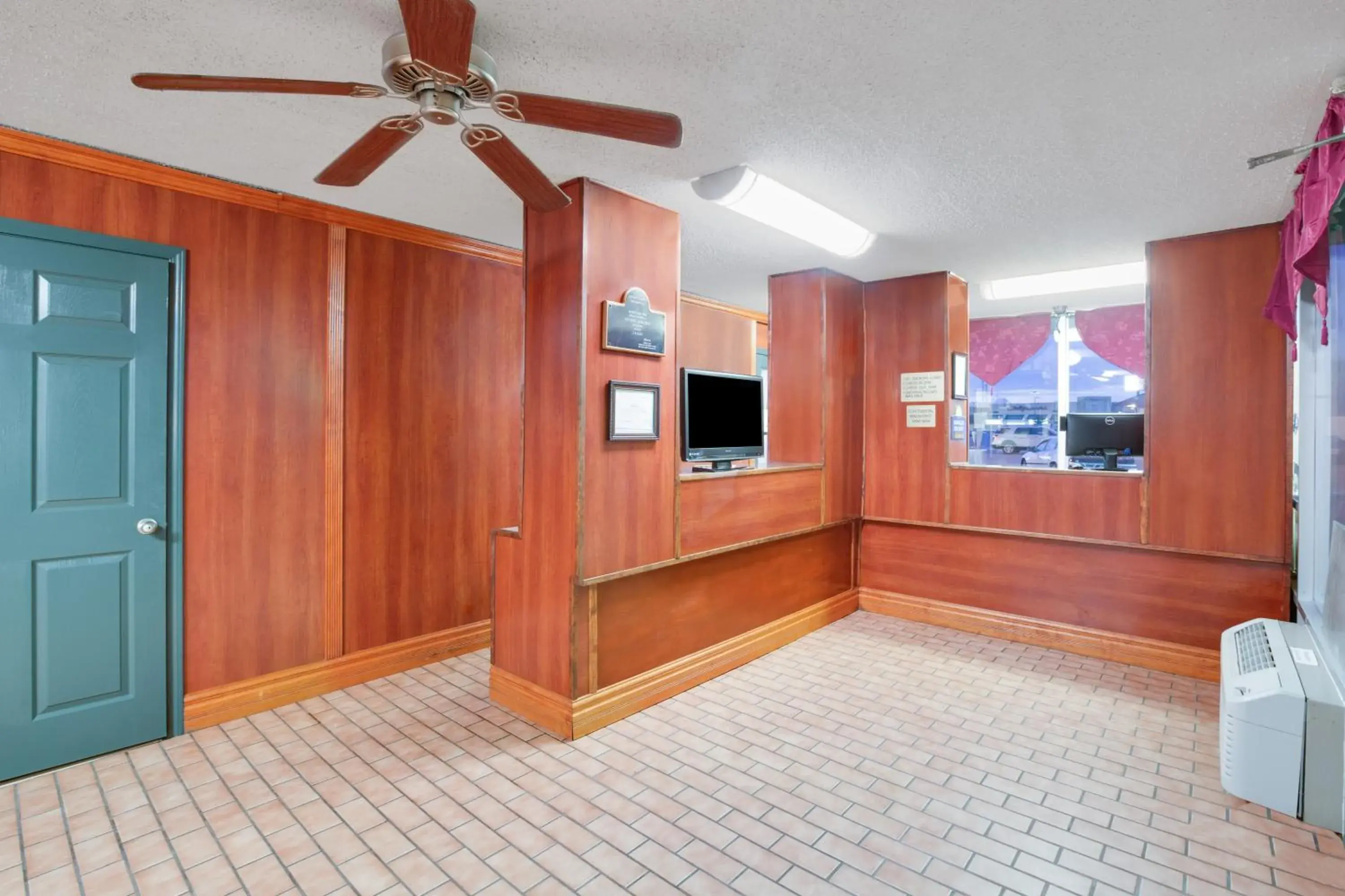 Lobby or reception in Days Inn by Wyndham Newport Lobby or reception in Days Inn by Wyndham Newport