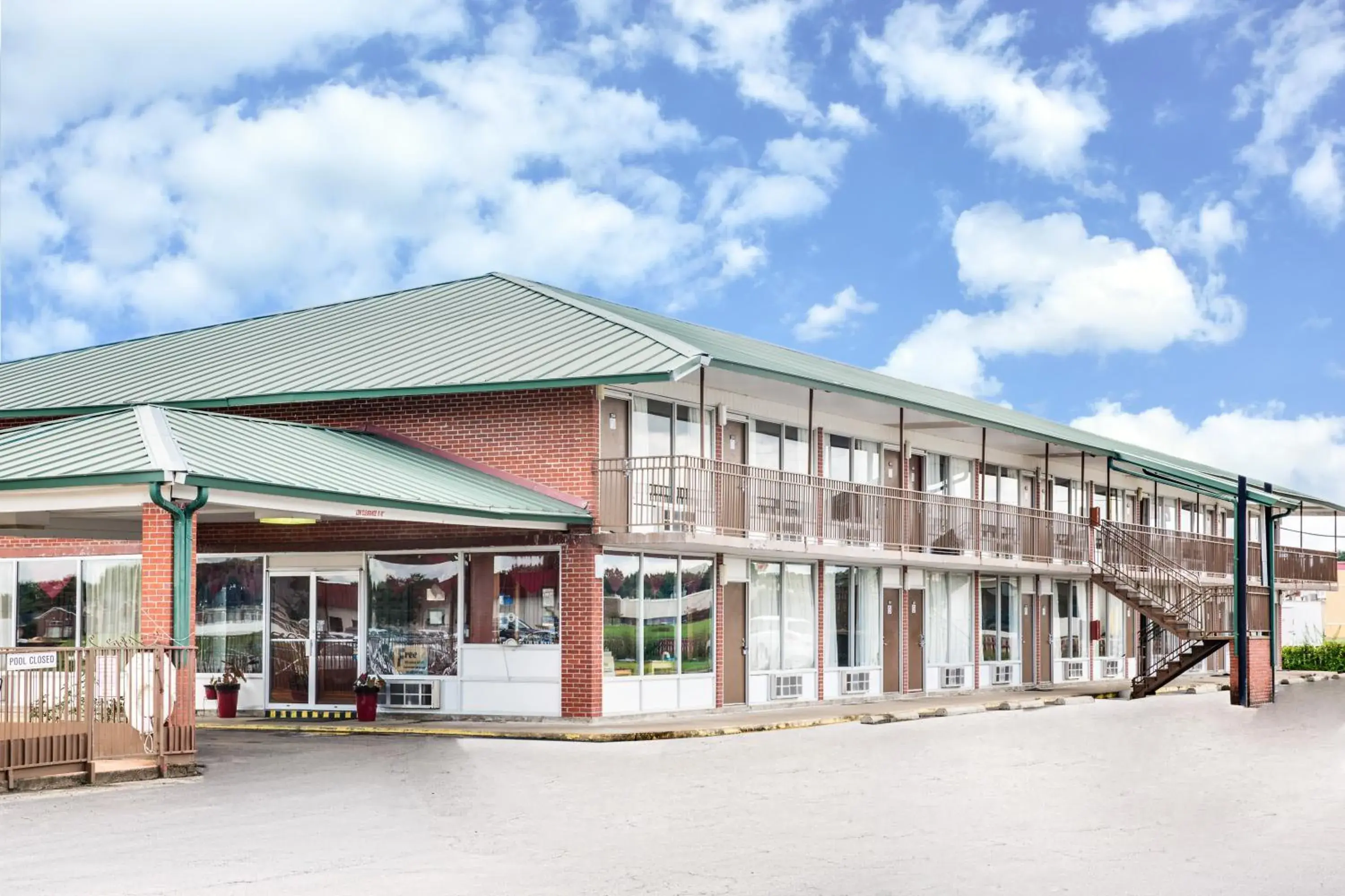 Property building in Days Inn by Wyndham Newport Property building in Days Inn by Wyndham Newport