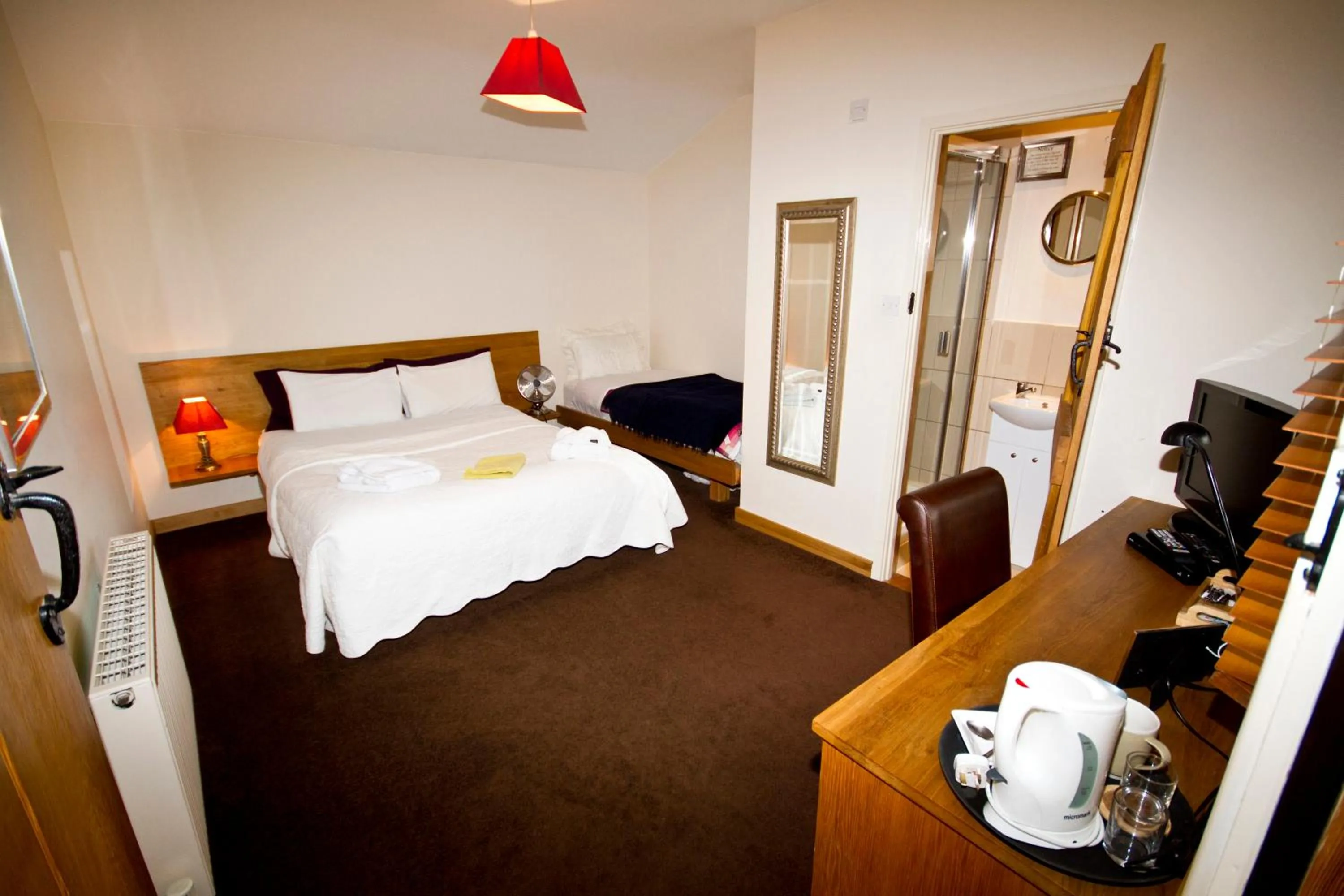 Photo of the whole room, Bed in Tonge Barn