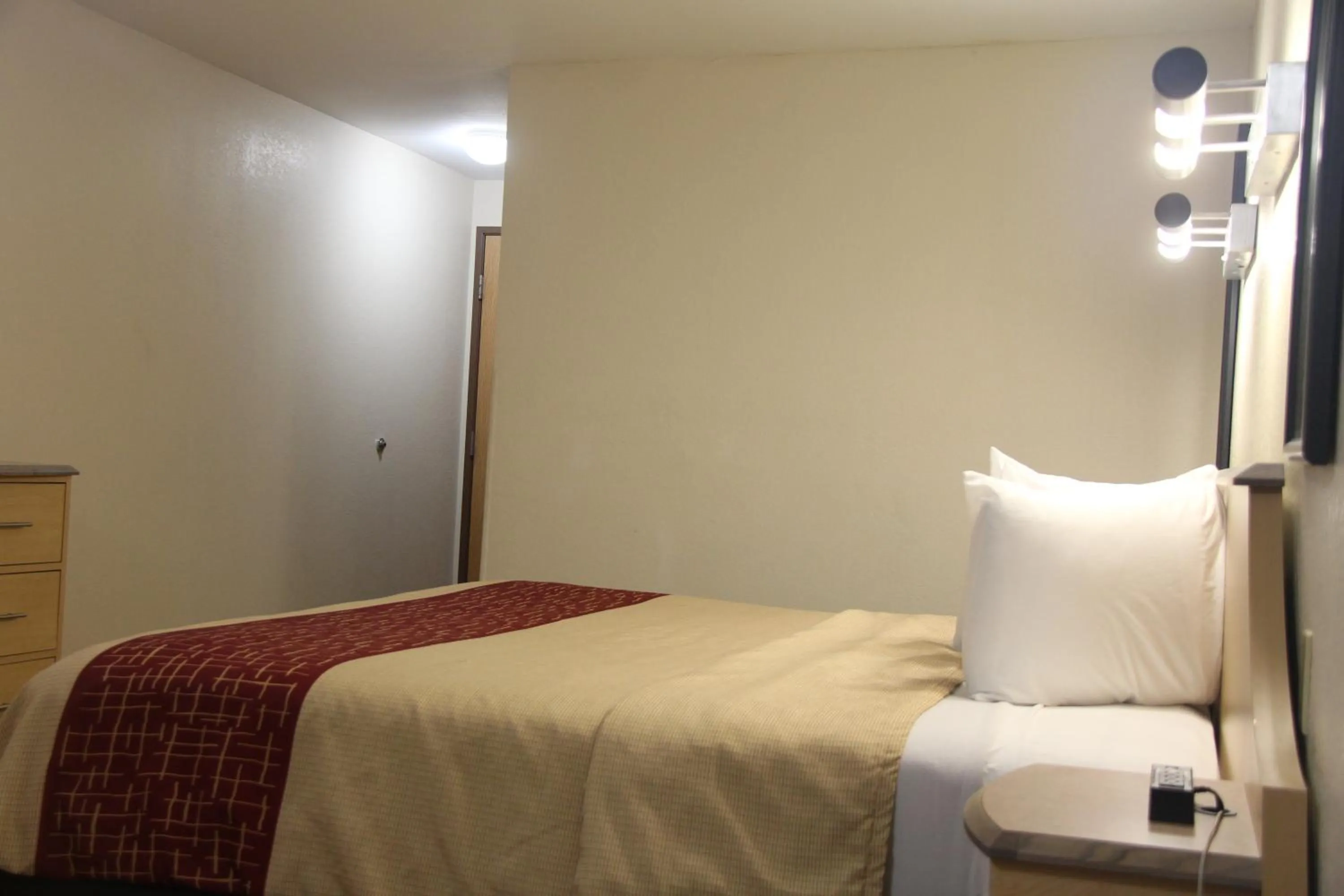 Business King Room Disability Access Roll-In Shower Non-Smoking in Red Roof Inn Pharr - McAllen