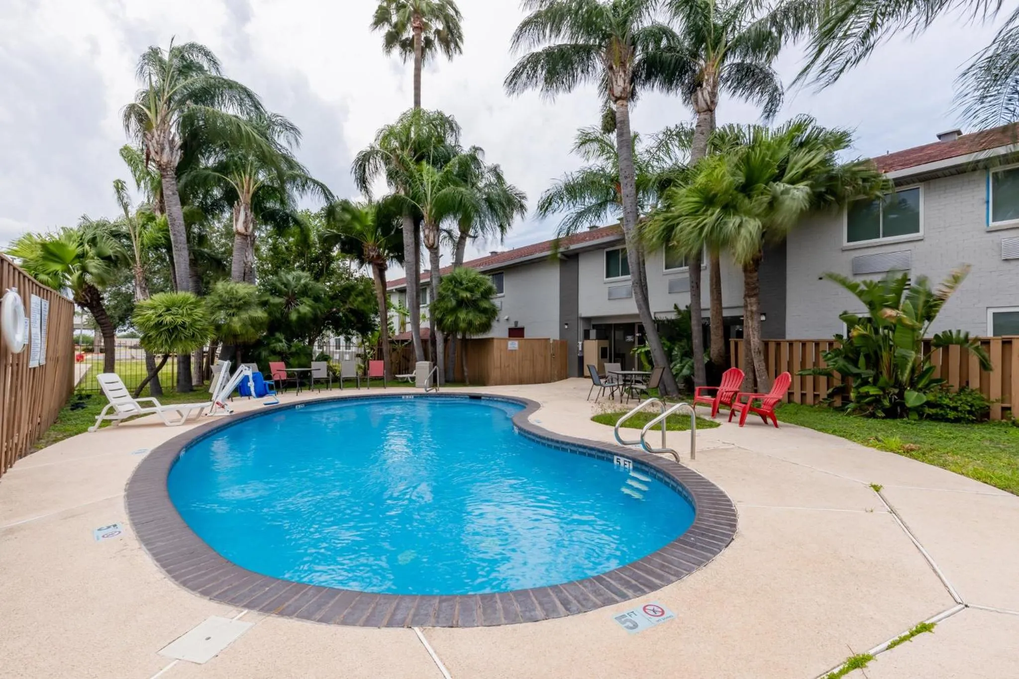 Swimming pool in Red Roof Inn Pharr - McAllen