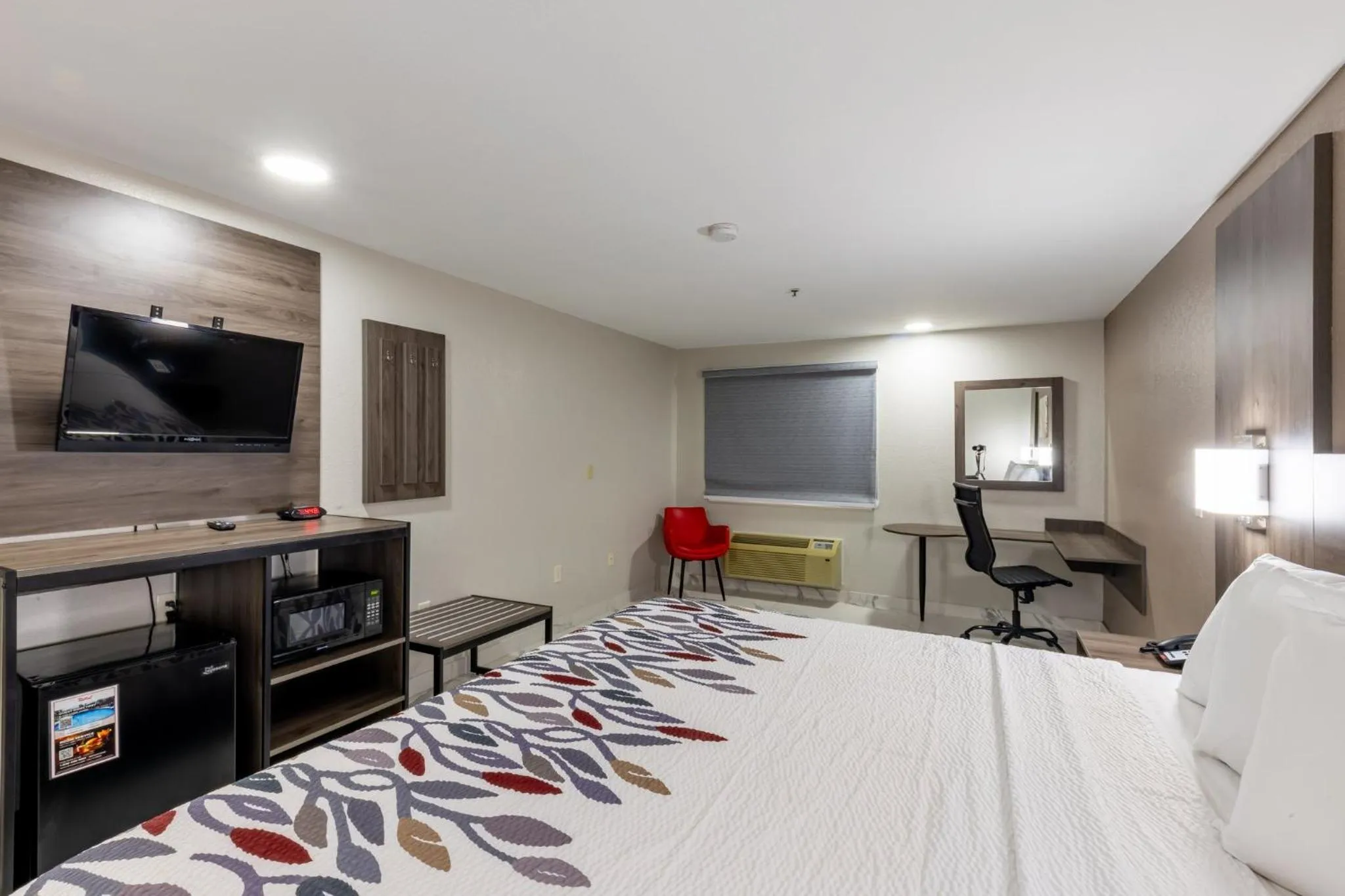 Bedroom, Bed in Red Roof Inn Pharr - McAllen