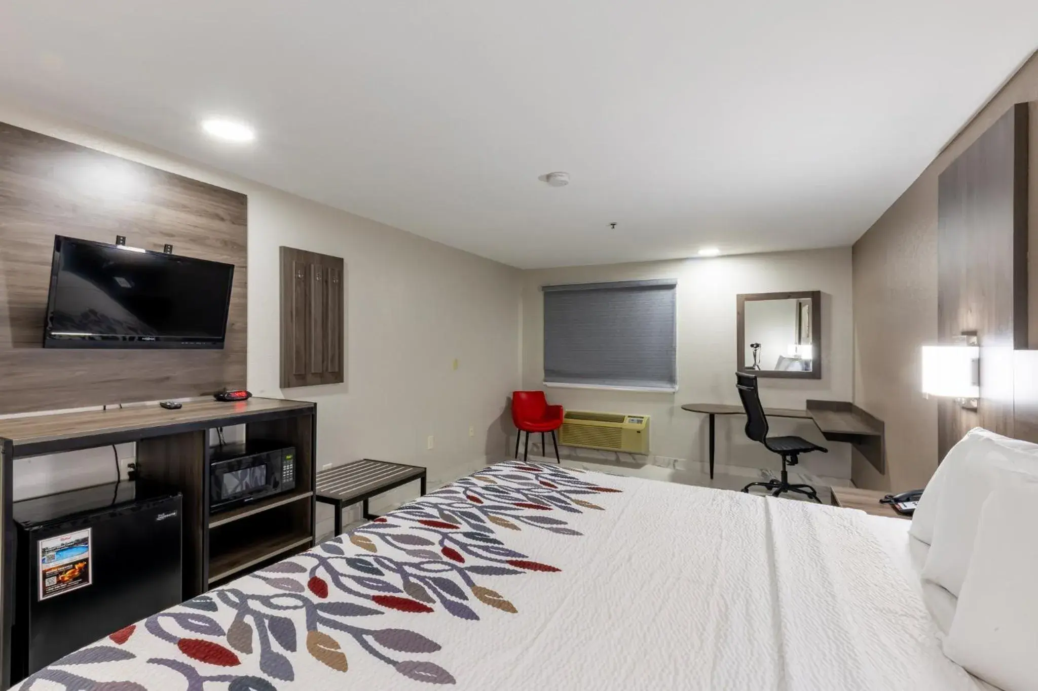 Bedroom, Bed in Red Roof Inn Pharr - McAllen Bedroom, Bed in Red Roof Inn Pharr - McAllen