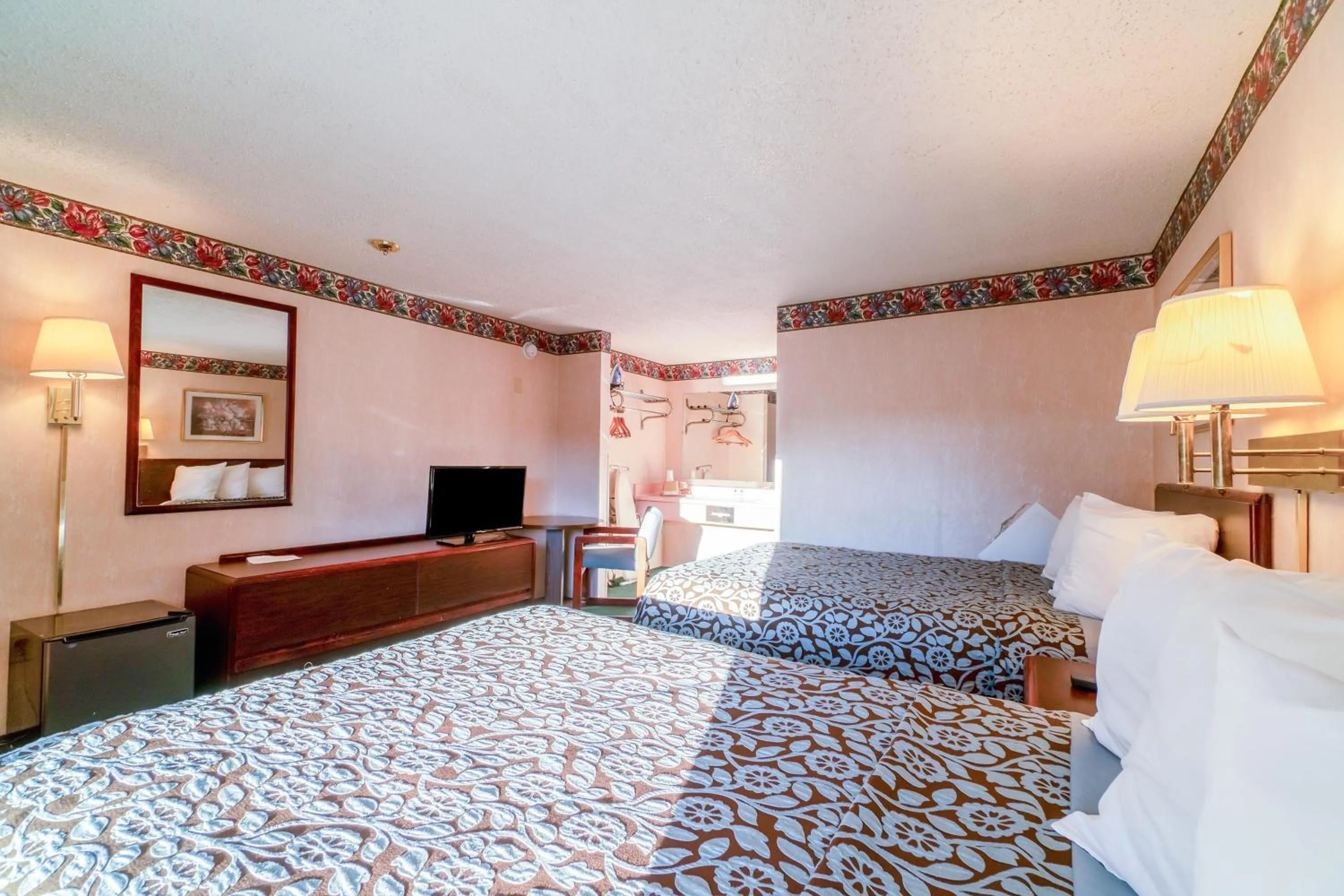 Bedroom, Bed in Ozark Junction mountain view by OYO