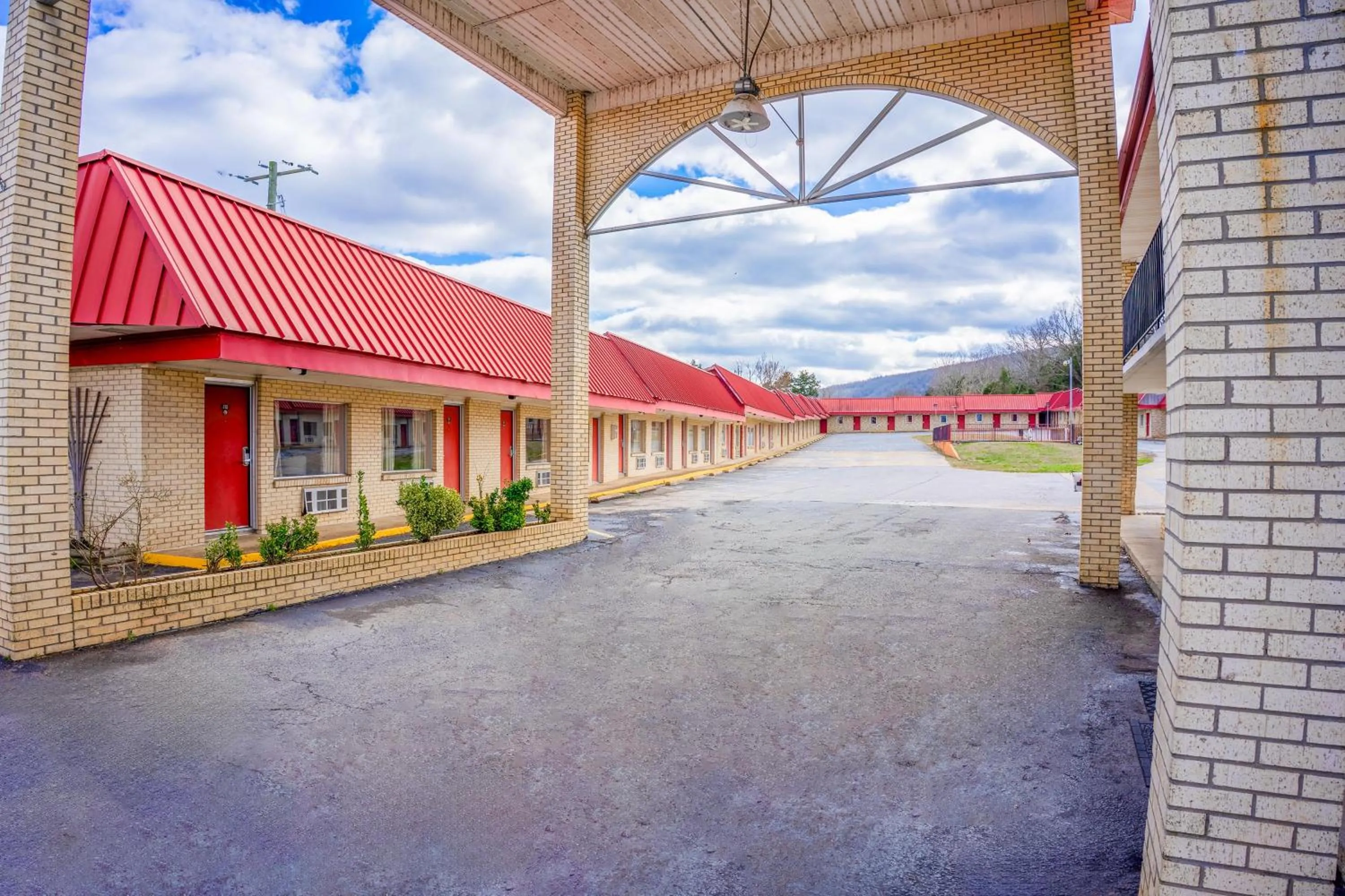 Facade/entrance in Ozark Junction mountain view by OYO