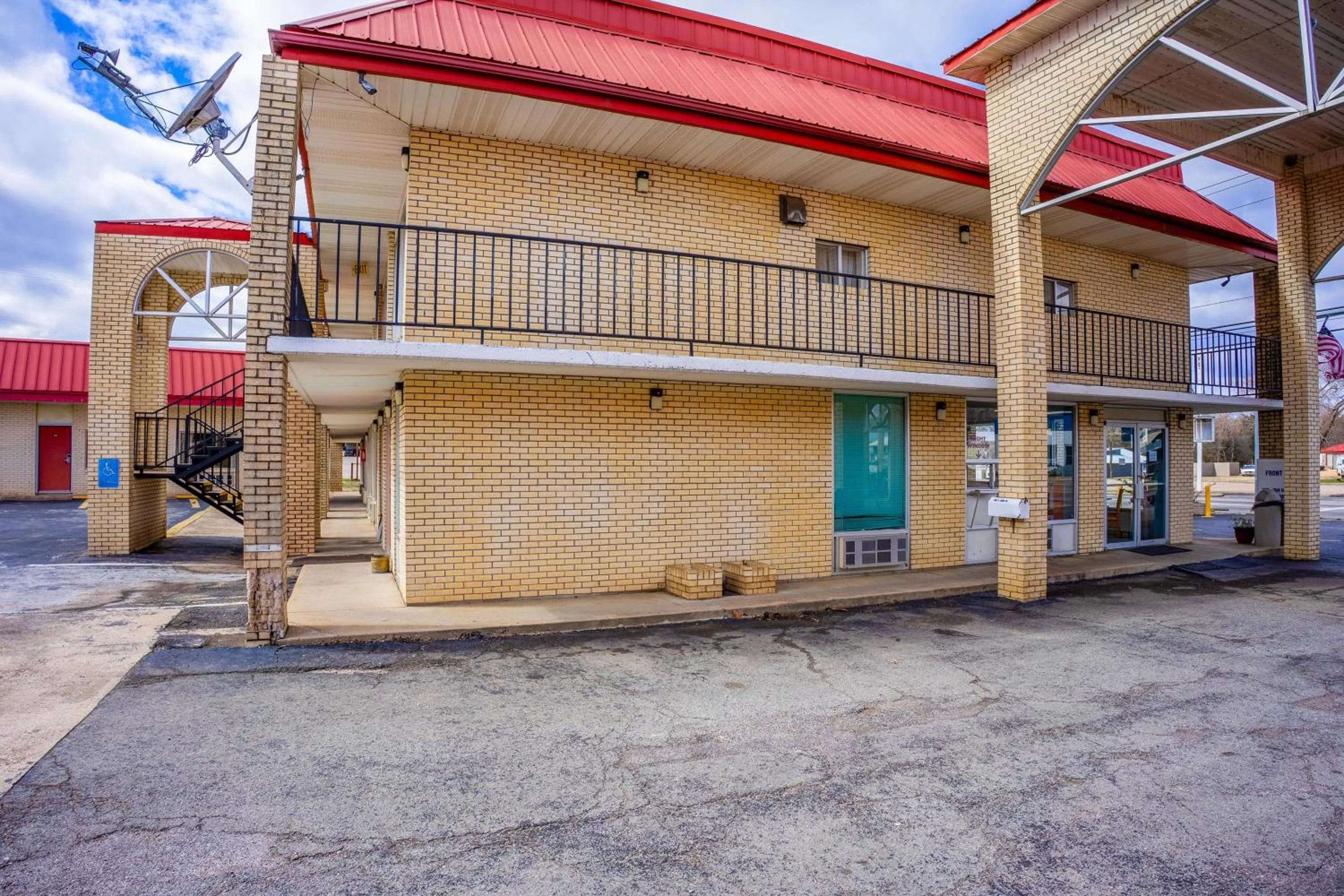 Facade/entrance in Ozark Junction mountain view by OYO