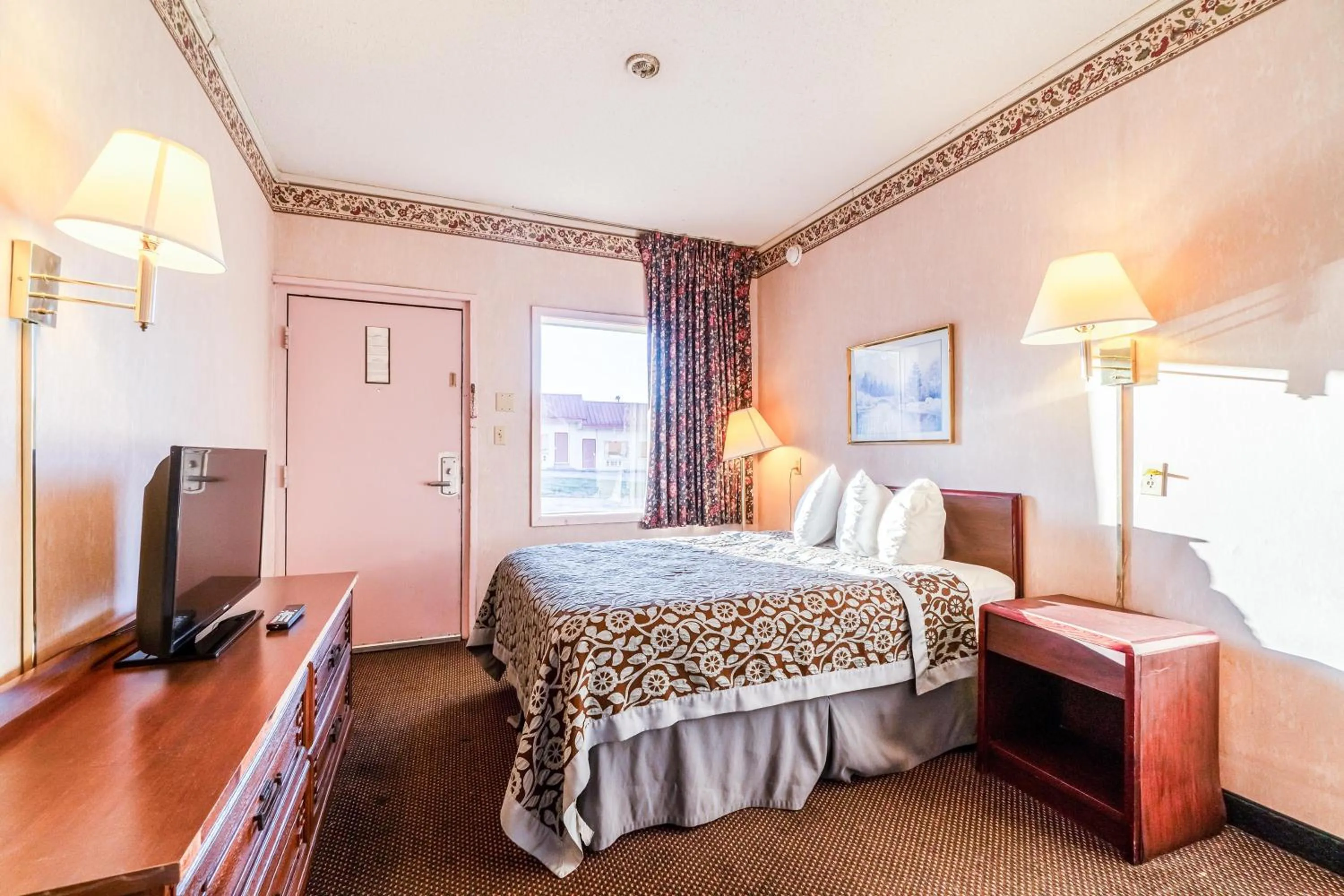 Bedroom, Bed in Ozark Junction mountain view by OYO