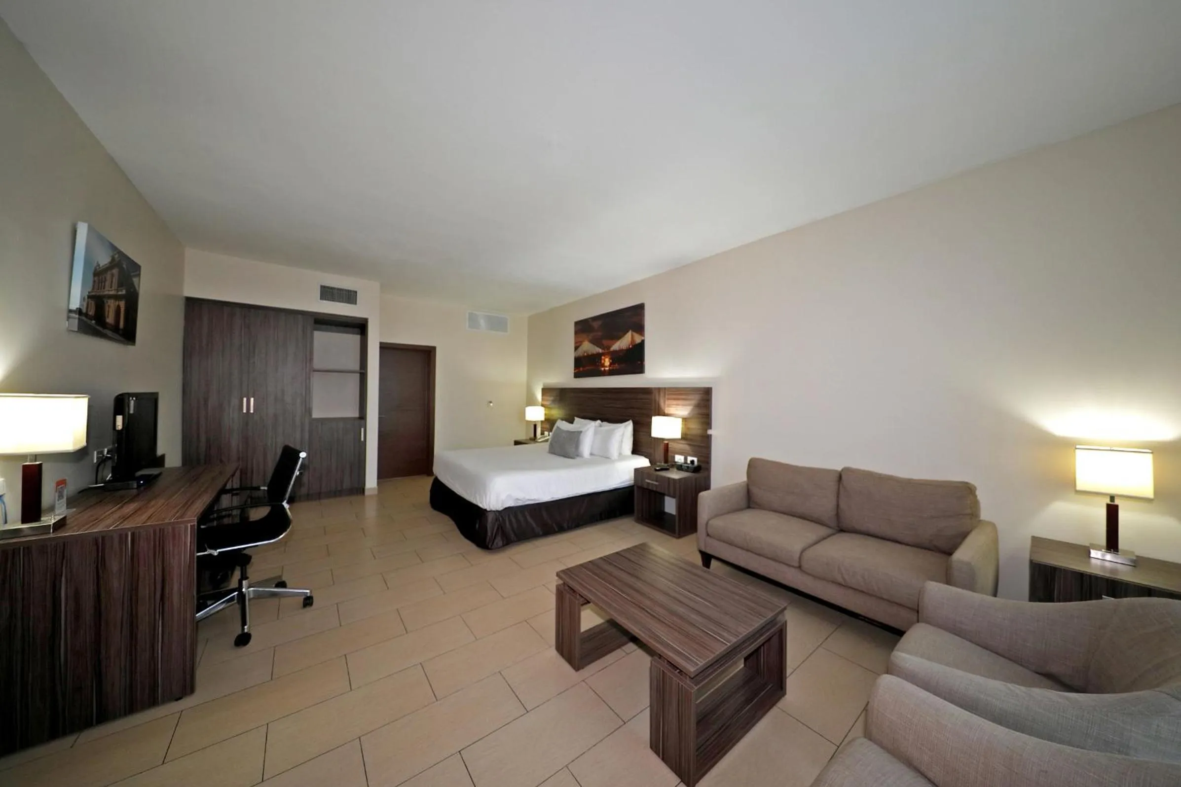 Communal lounge/ TV room, Bed in Victoria Hotel and Suites Panama