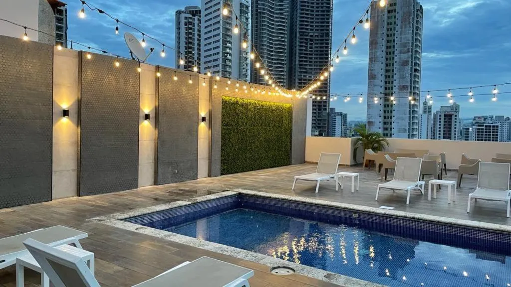 Swimming pool in Victoria Hotel and Suites Panama