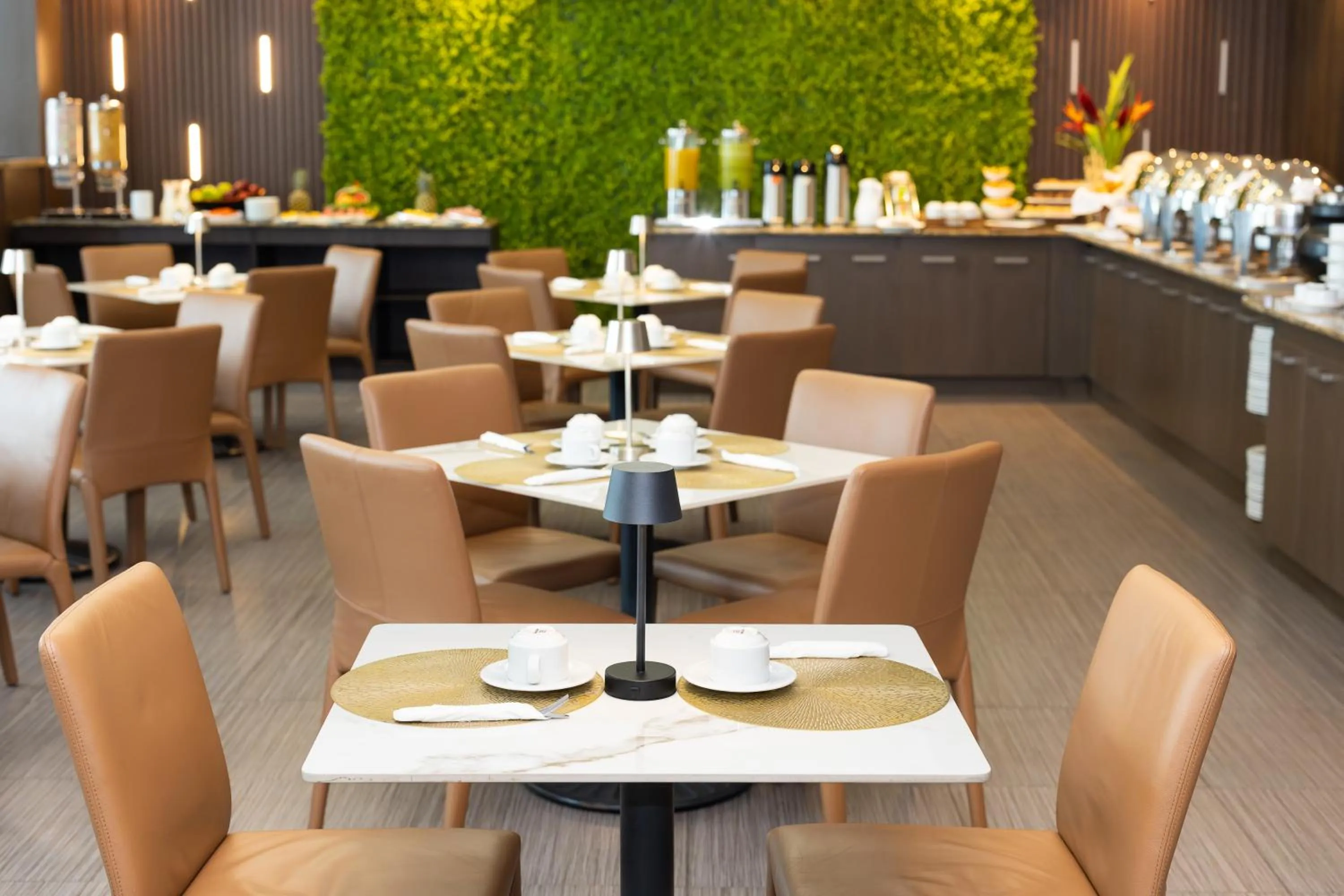 Restaurant/places to eat in Victoria Hotel and Suites Panama