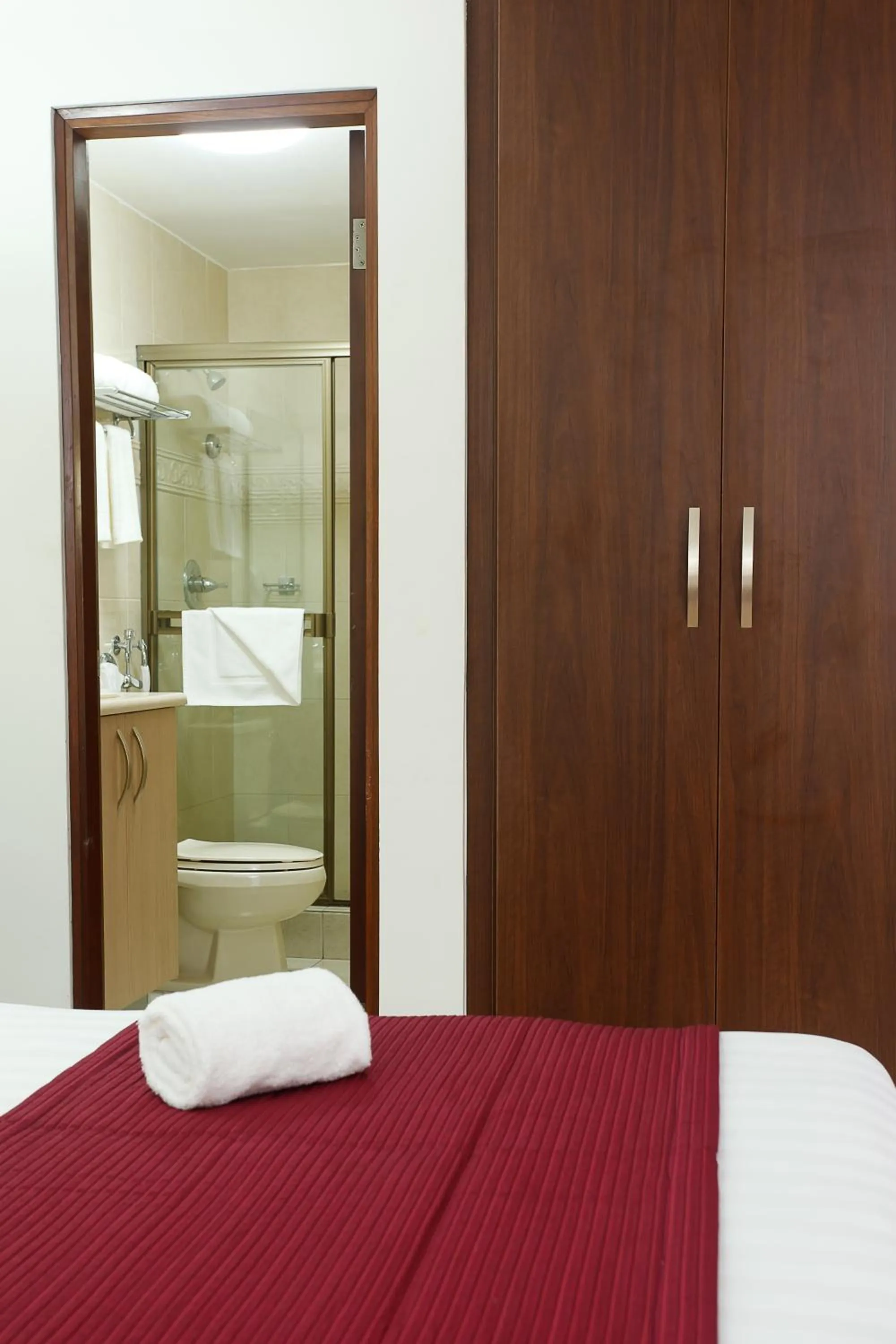 Bathroom, Bed in Hotel Coral Suites